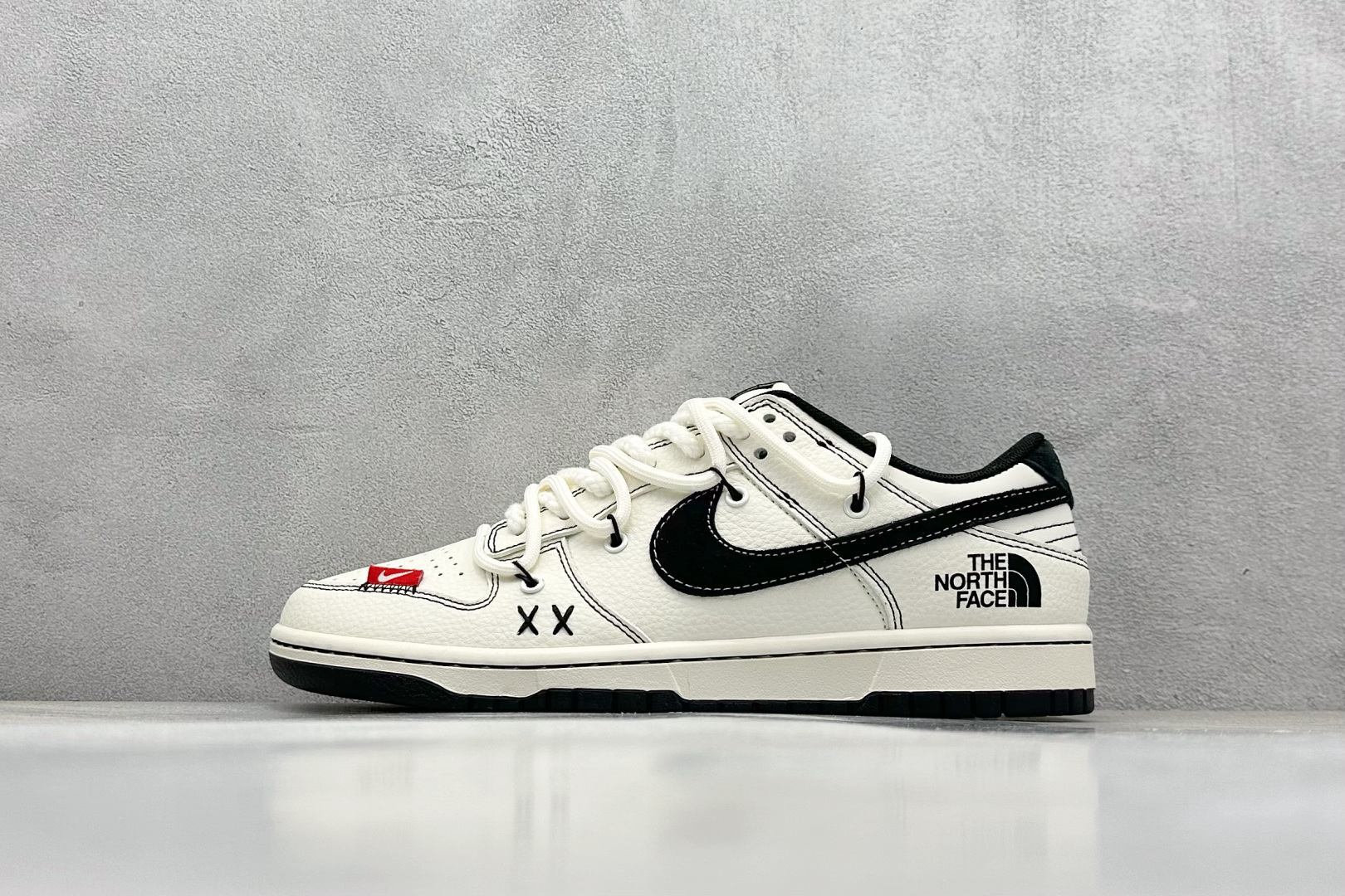  终端放店
XC版 Nike SB Dunk Low 北面系列 绑带米白黑勾 周年高端定制 低帮休闲板鞋