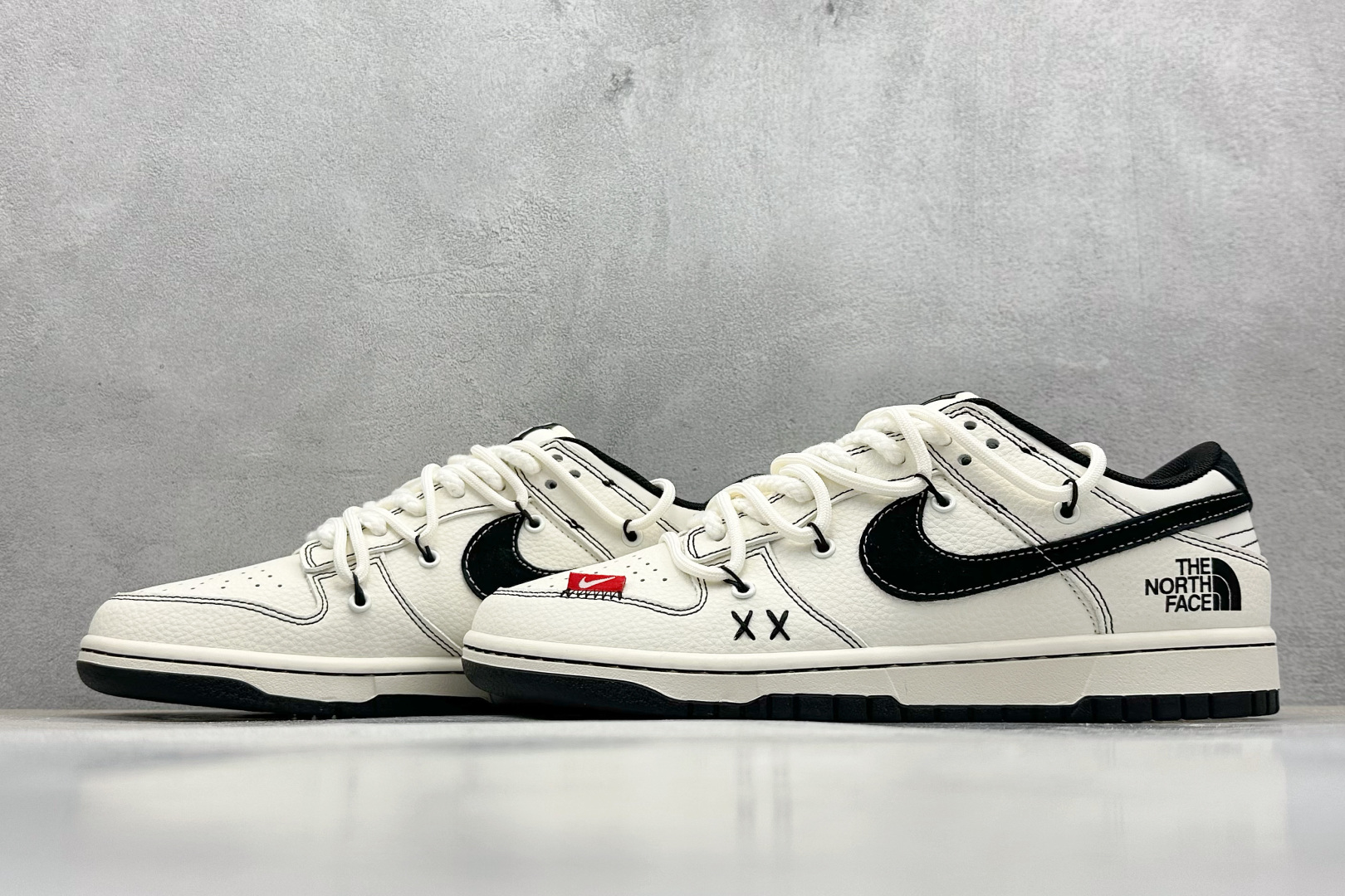  终端放店
XC版 Nike SB Dunk Low 北面系列 绑带米白黑勾 周年高端定制 低帮休闲板鞋