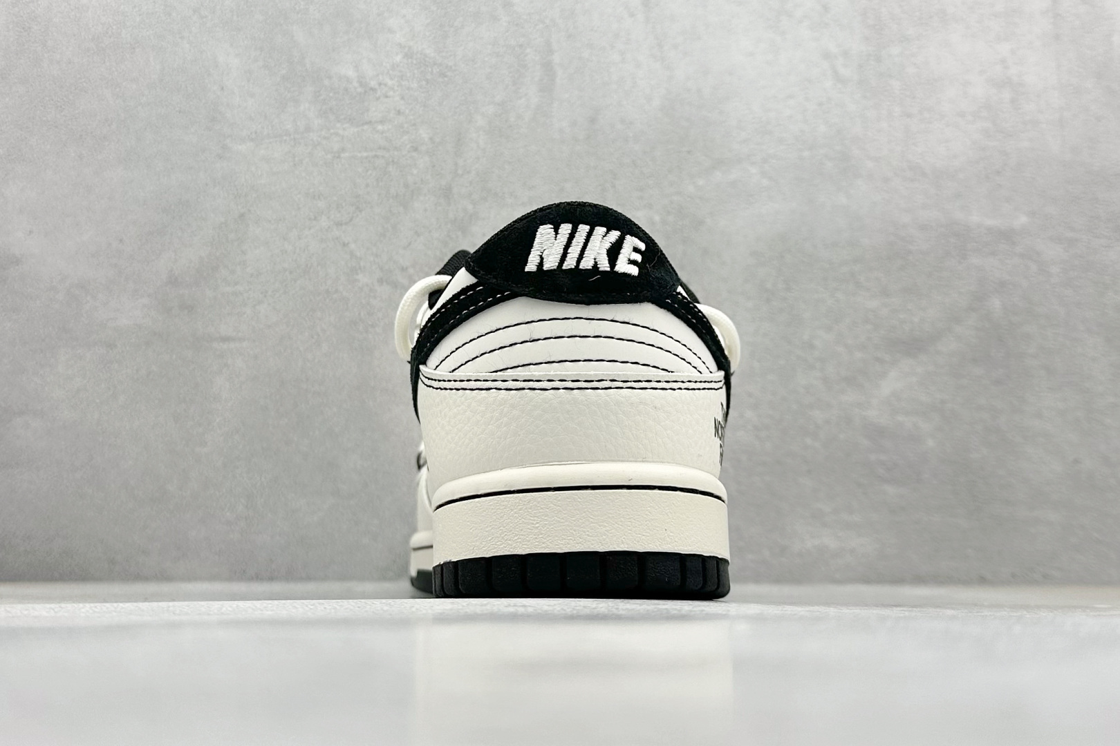 终端放店
XC版 Nike SB Dunk Low 北面系列 绑带米白黑勾 周年高端定制 低帮休闲板鞋