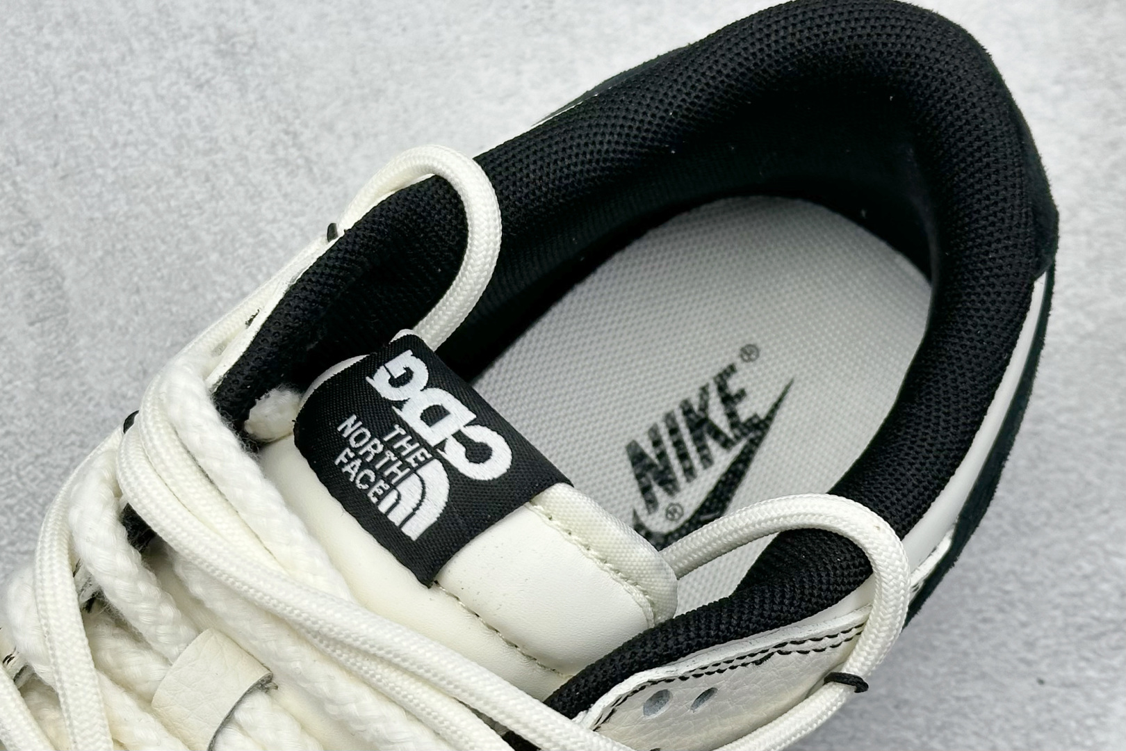  终端放店
XC版 Nike SB Dunk Low 北面系列 绑带米白黑勾 周年高端定制 低帮休闲板鞋
