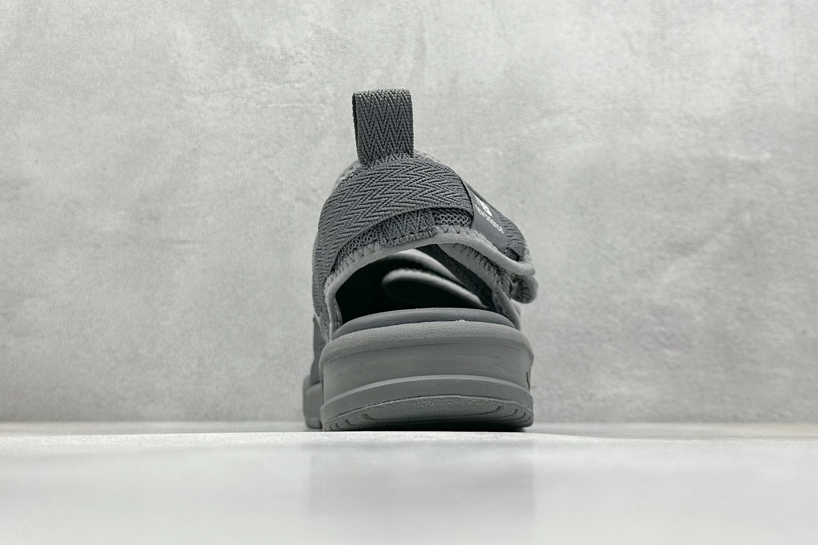  
New Balance 新百伦 夏季复古沙滩凉鞋
#MD高频软底 原厂织带面料弹力魔术贴 鞋身立体