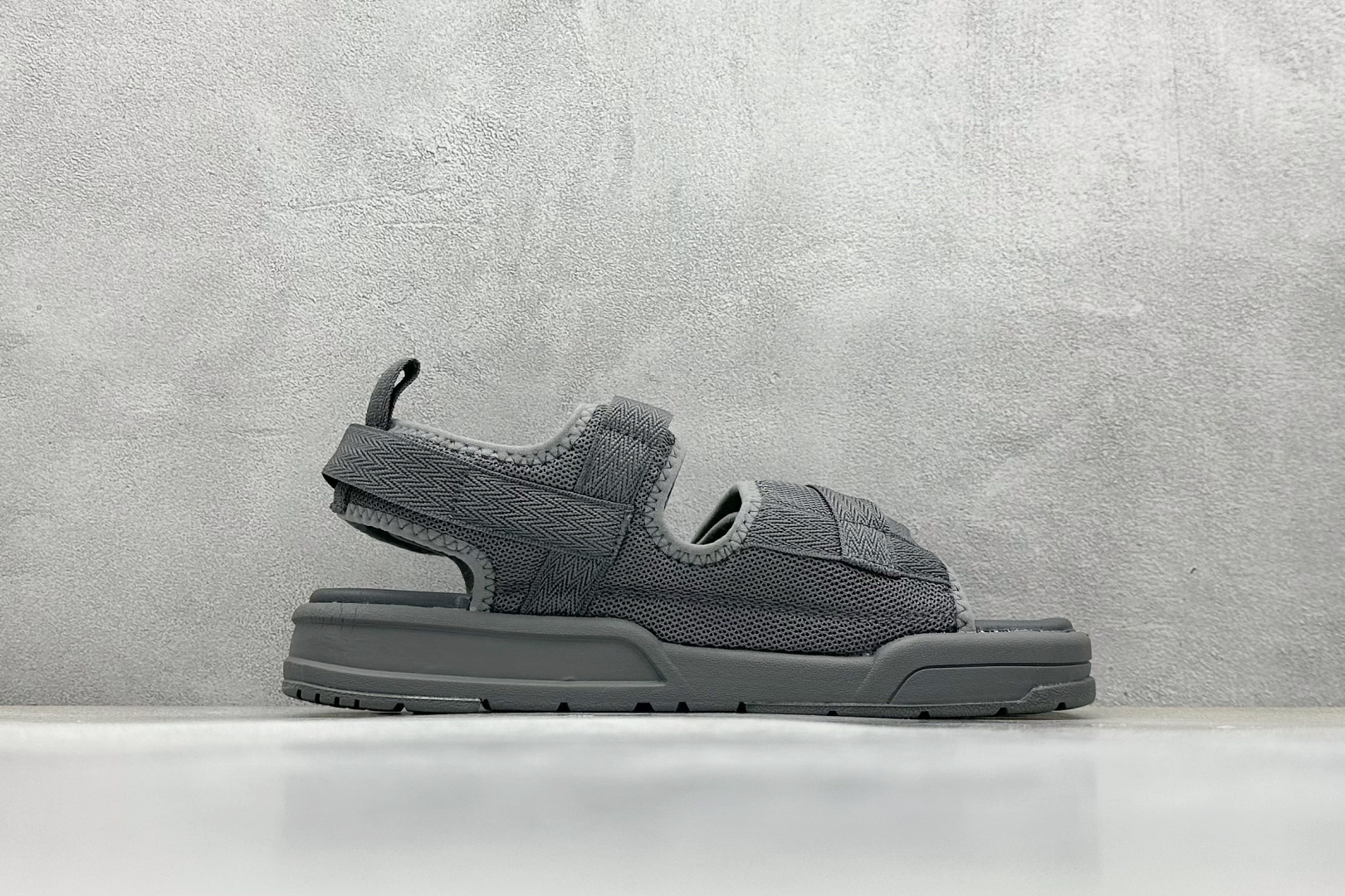  
New Balance 新百伦 夏季复古沙滩凉鞋
#MD高频软底 原厂织带面料弹力魔术贴 鞋身立体