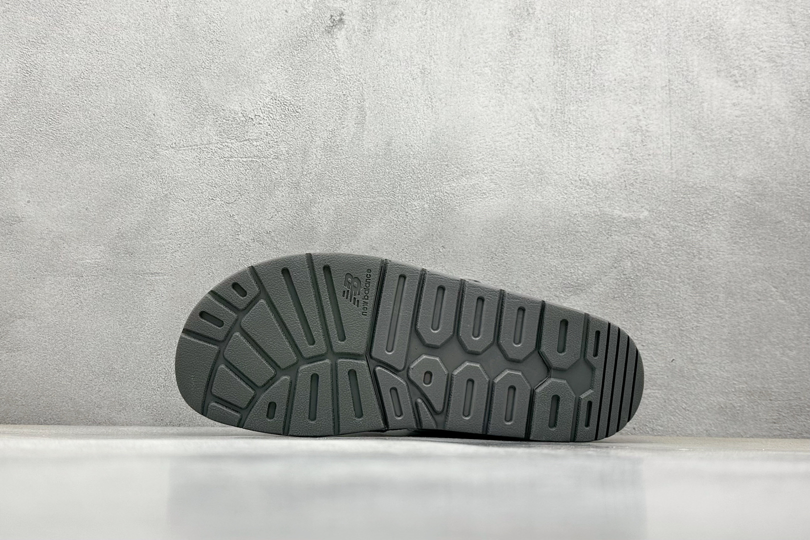  
New Balance 新百伦 夏季复古沙滩凉鞋
#MD高频软底 原厂织带面料弹力魔术贴 鞋身立体