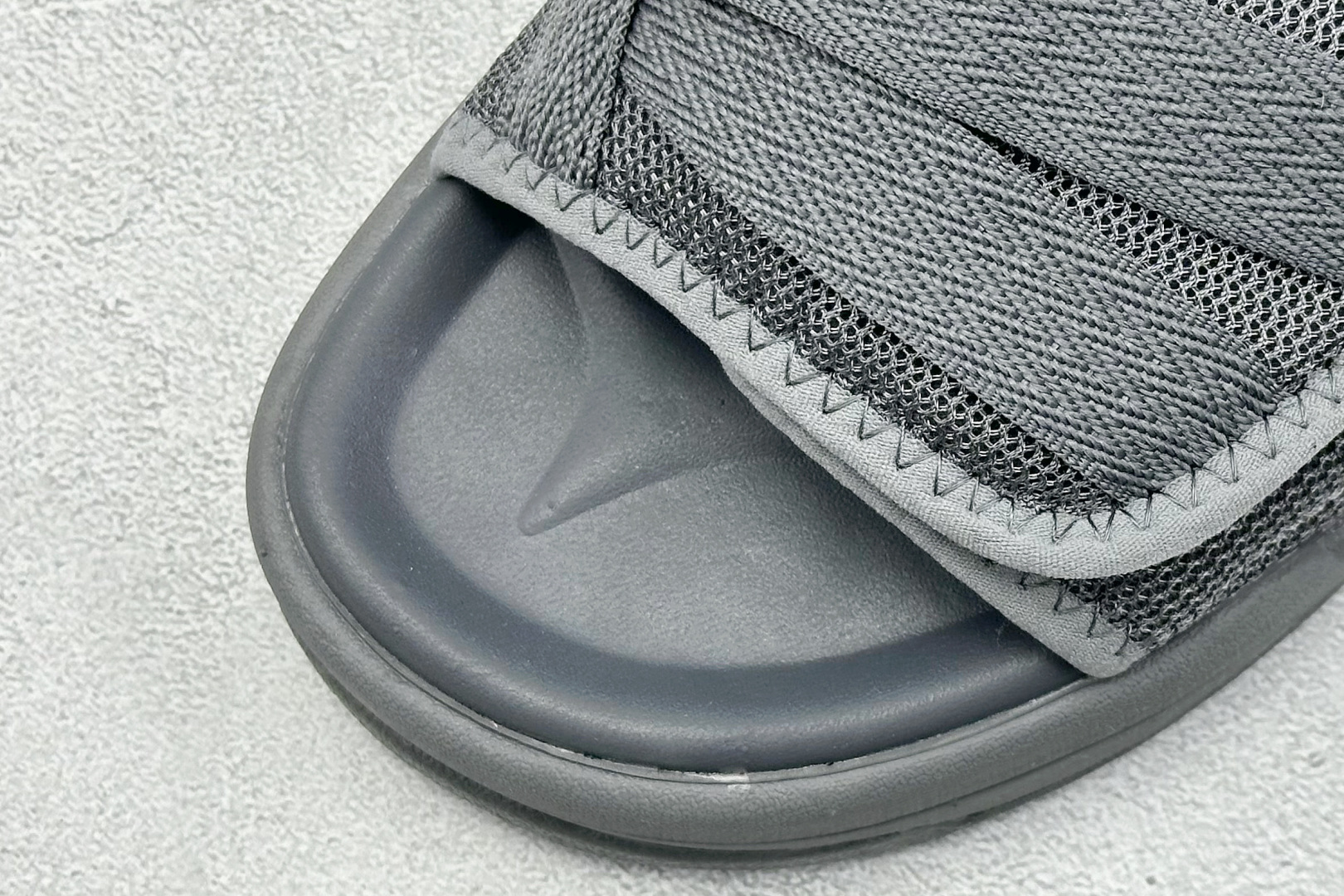  
New Balance 新百伦 夏季复古沙滩凉鞋
#MD高频软底 原厂织带面料弹力魔术贴 鞋身立体