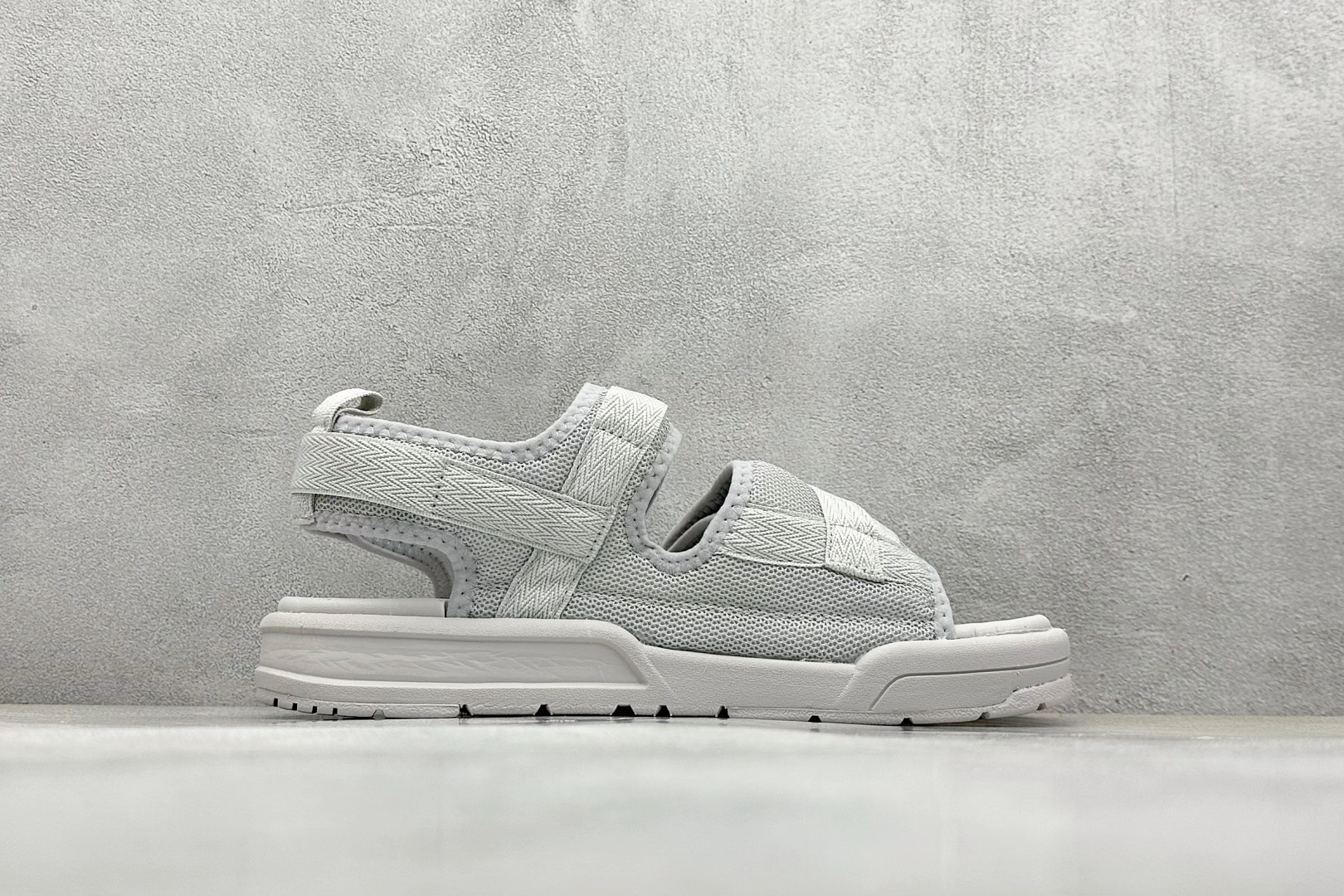  
New Balance 新百伦 夏季复古沙滩凉鞋
#MD高频软底 原厂织带面料弹力魔术贴 鞋身立体