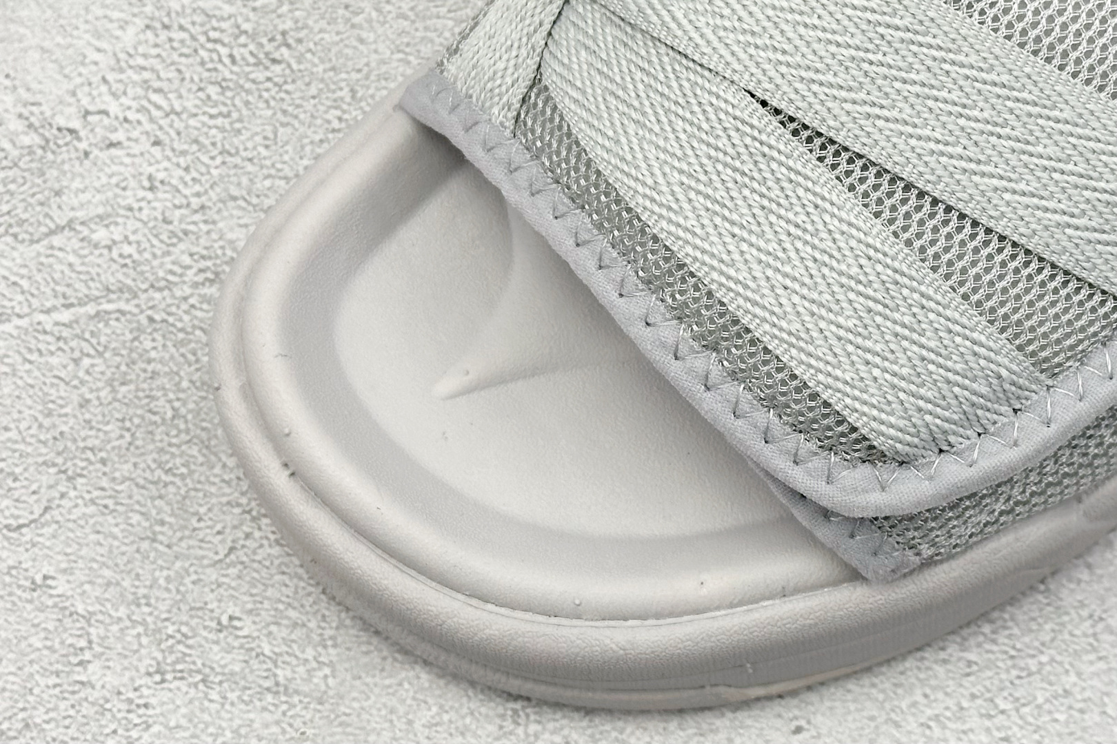  
New Balance 新百伦 夏季复古沙滩凉鞋
#MD高频软底 原厂织带面料弹力魔术贴 鞋身立体