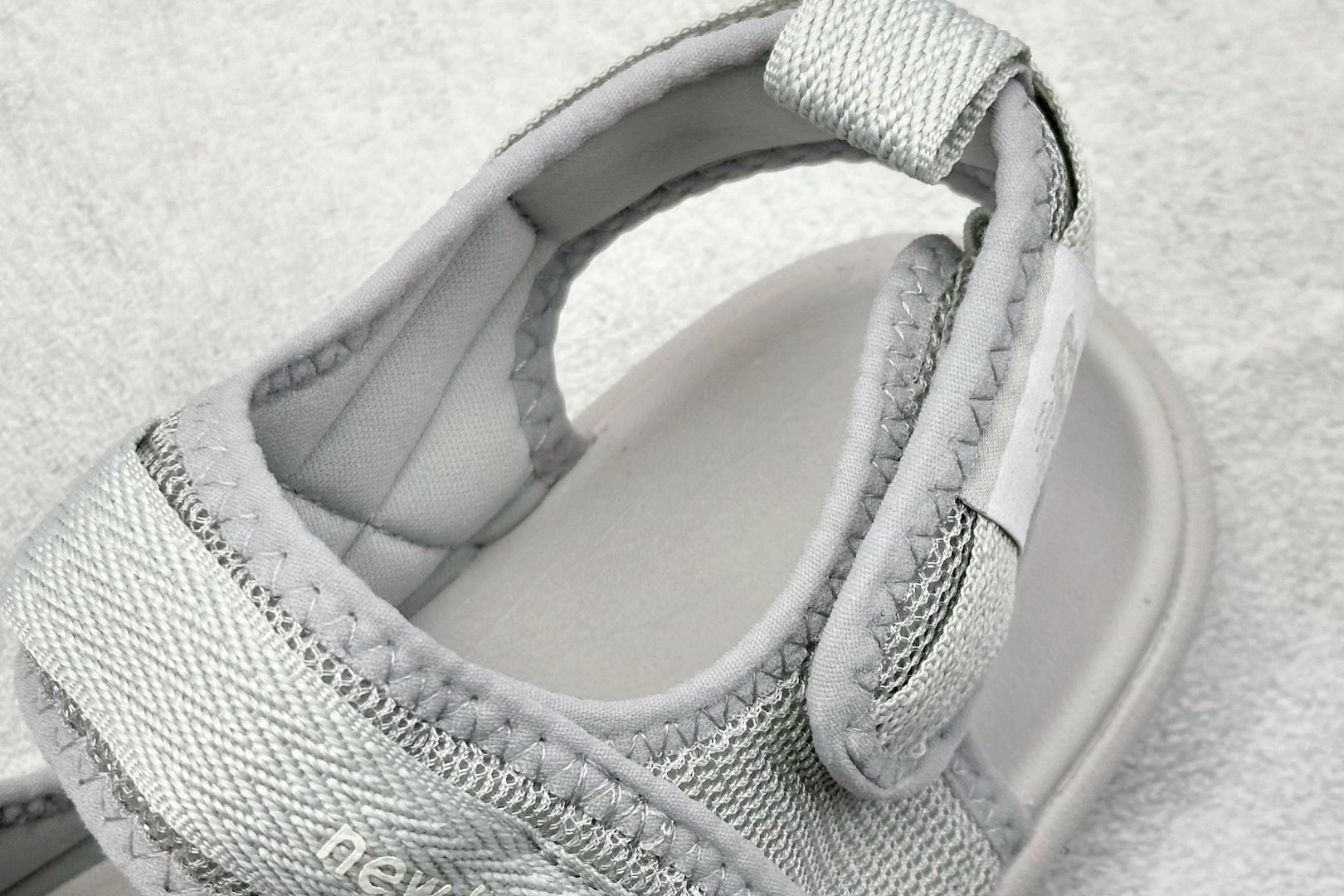  
New Balance 新百伦 夏季复古沙滩凉鞋
#MD高频软底 原厂织带面料弹力魔术贴 鞋身立体