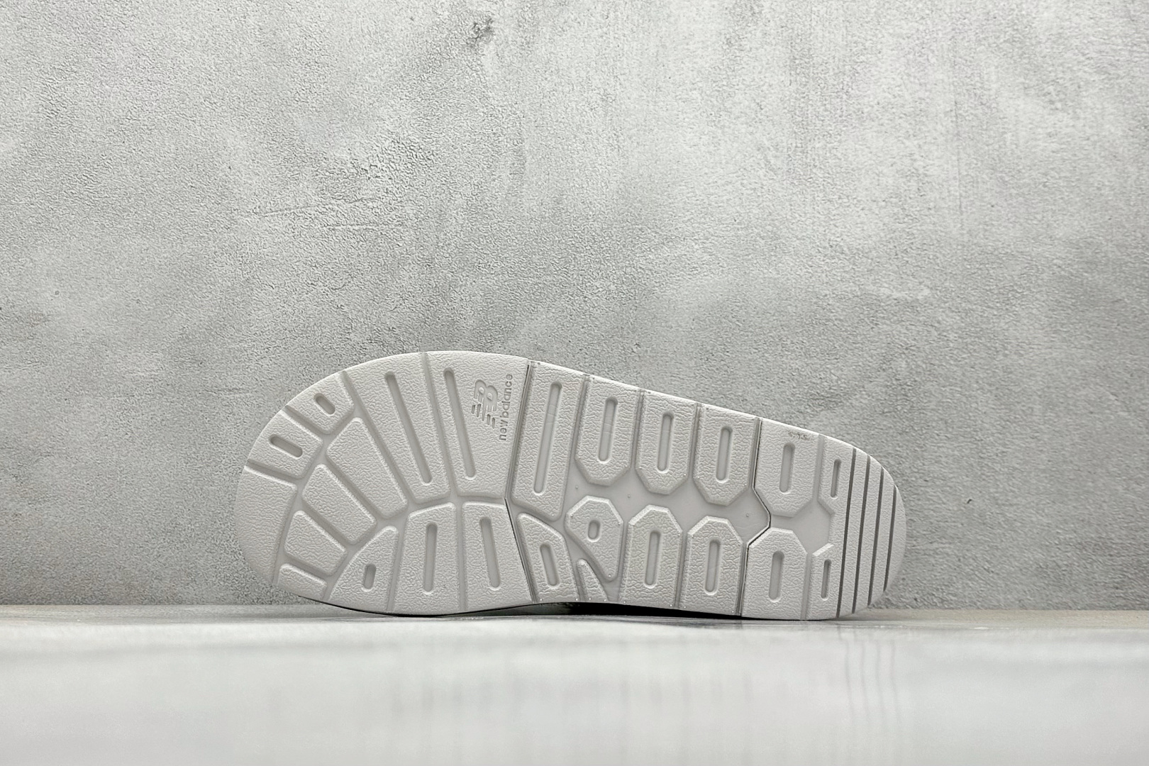  
New Balance 新百伦 夏季复古沙滩凉鞋
#MD高频软底 原厂织带面料弹力魔术贴 鞋身立体