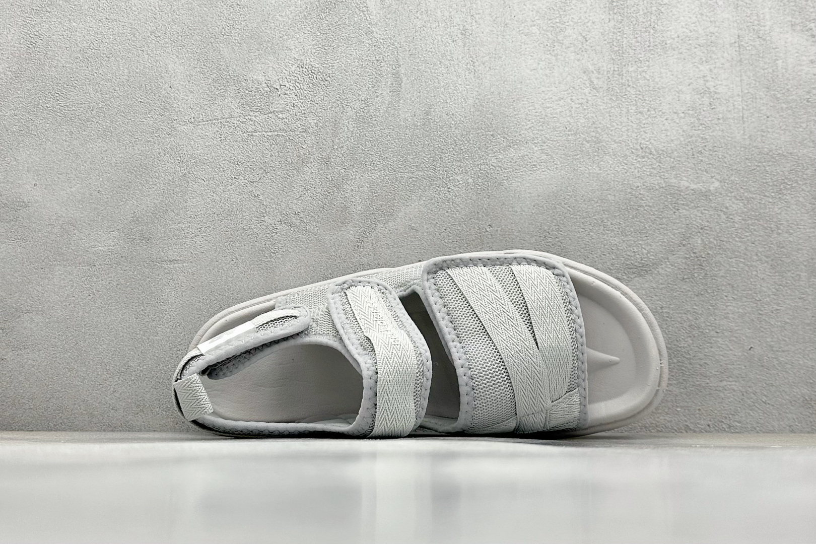  
New Balance 新百伦 夏季复古沙滩凉鞋
#MD高频软底 原厂织带面料弹力魔术贴 鞋身立体