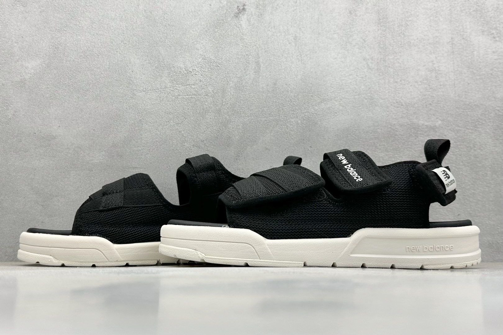  
New Balance 新百伦 夏季复古沙滩凉鞋
#MD高频软底 原厂织带面料弹力魔术贴 鞋身立体