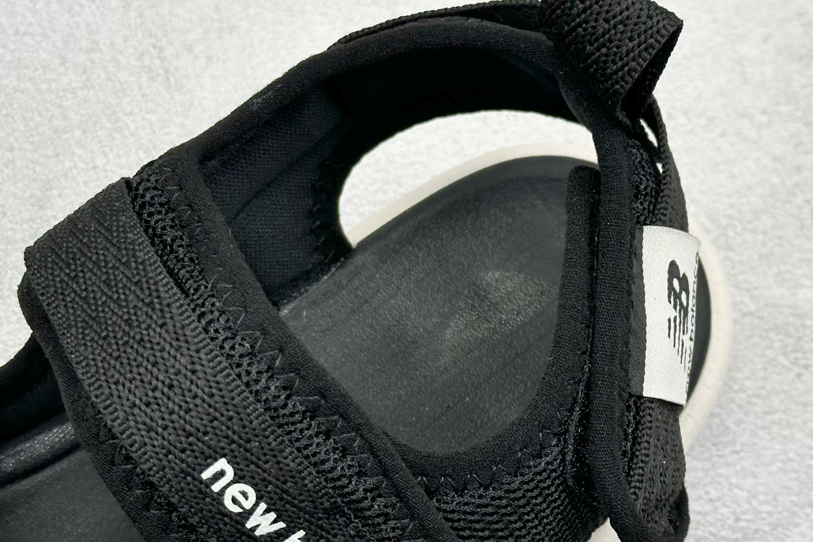  
New Balance 新百伦 夏季复古沙滩凉鞋
#MD高频软底 原厂织带面料弹力魔术贴 鞋身立体