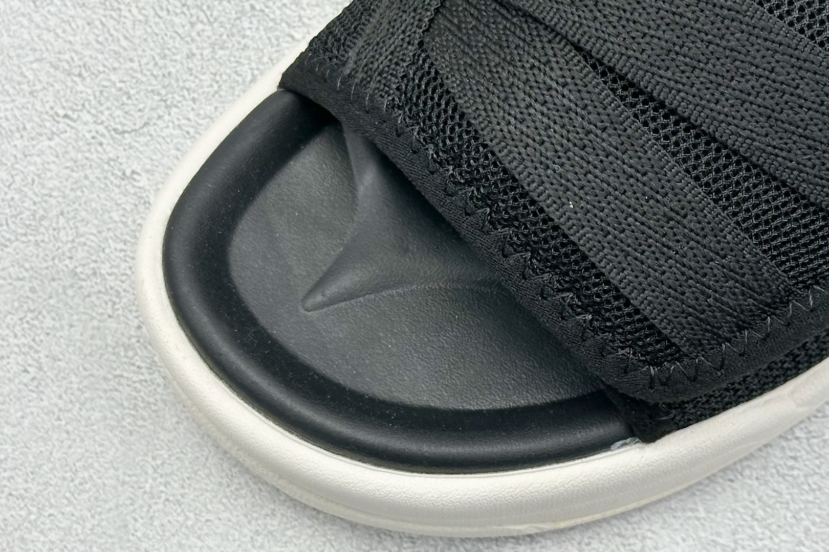  
New Balance 新百伦 夏季复古沙滩凉鞋
#MD高频软底 原厂织带面料弹力魔术贴 鞋身立体