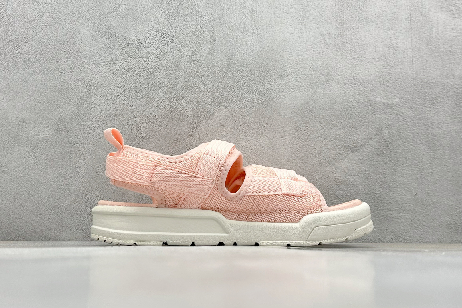  
New Balance 新百伦 夏季复古沙滩凉鞋
#MD高频软底 原厂织带面料弹力魔术贴 鞋身立体