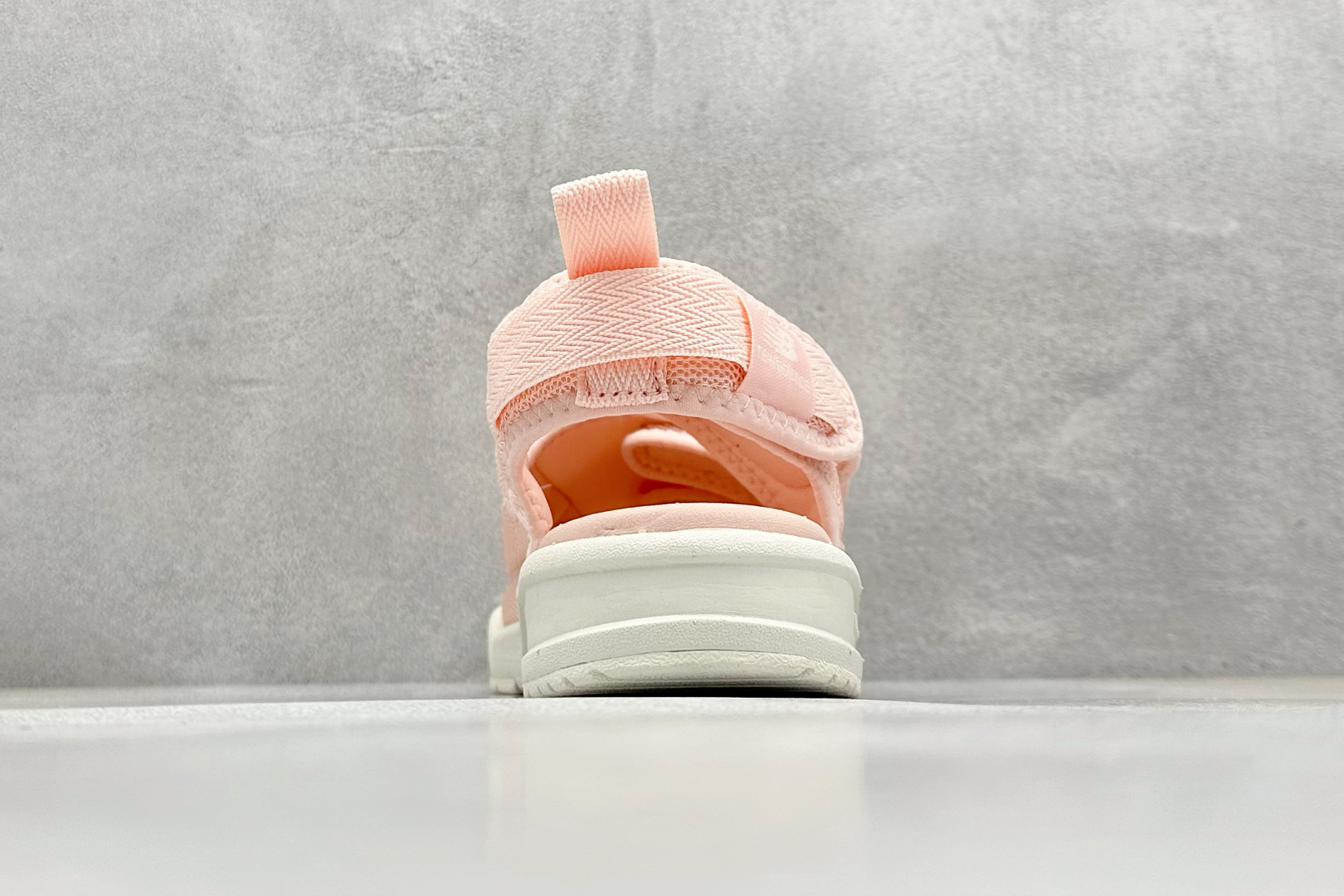  
New Balance 新百伦 夏季复古沙滩凉鞋
#MD高频软底 原厂织带面料弹力魔术贴 鞋身立体