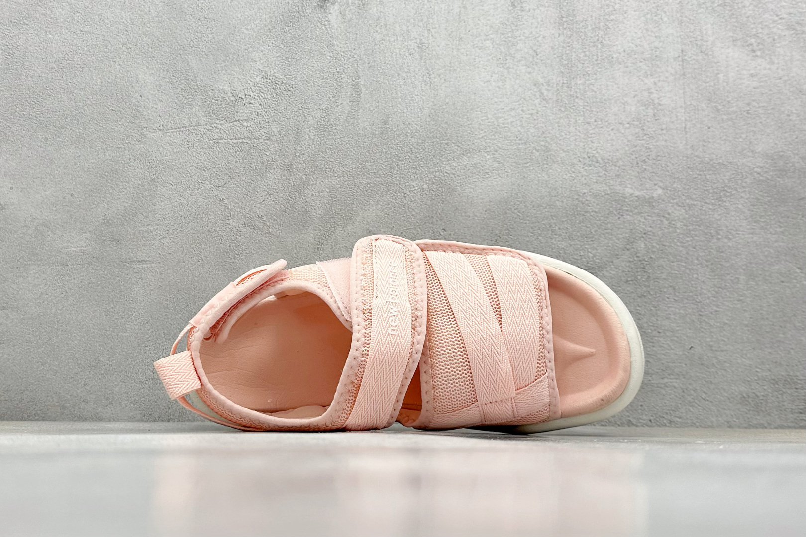  
New Balance 新百伦 夏季复古沙滩凉鞋
#MD高频软底 原厂织带面料弹力魔术贴 鞋身立体