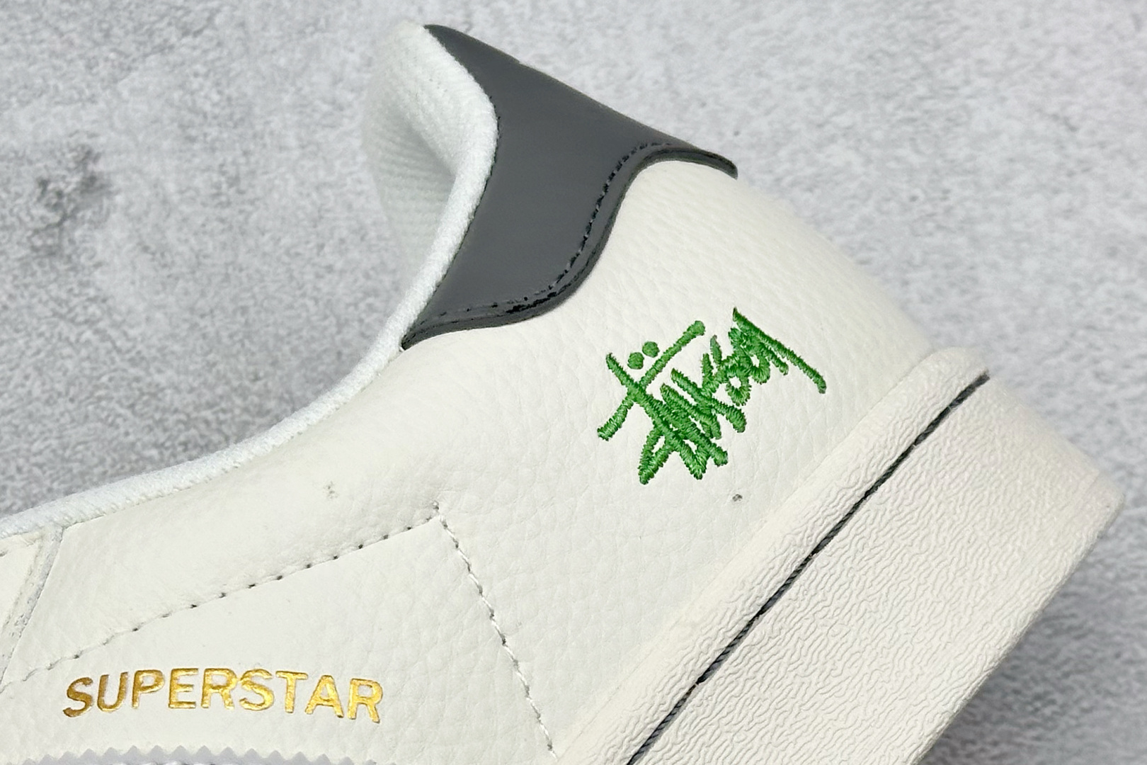 AD Originals Superstar x Stussy 白灰黑 HD2211