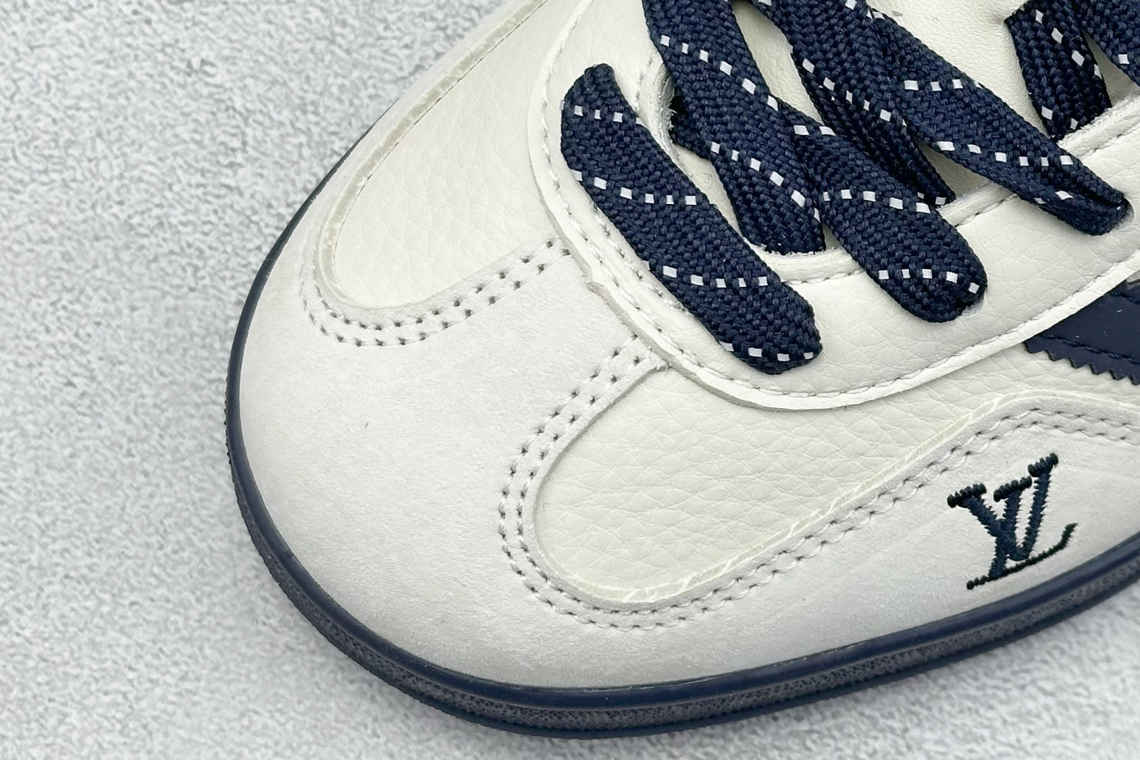  
AD Originals Gazelle INdoor x Louis Vuitton 白蓝红
三叶