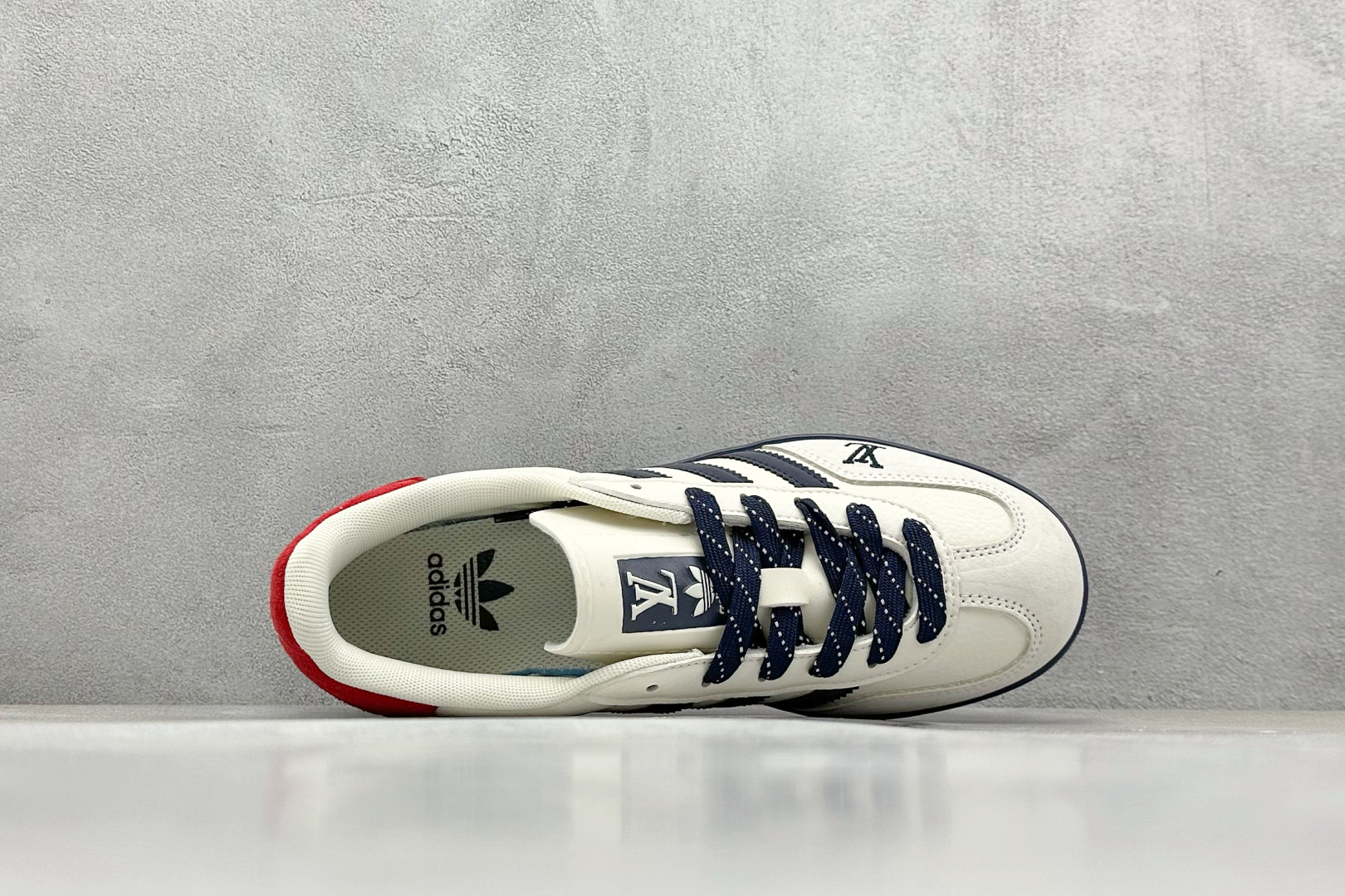  
AD Originals Gazelle INdoor x Louis Vuitton 白蓝红
三叶