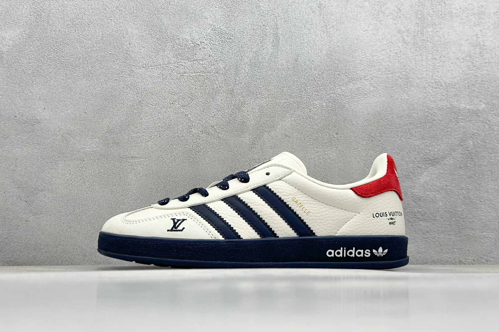  
AD Originals Gazelle INdoor x Louis Vuitton 白蓝红
三叶