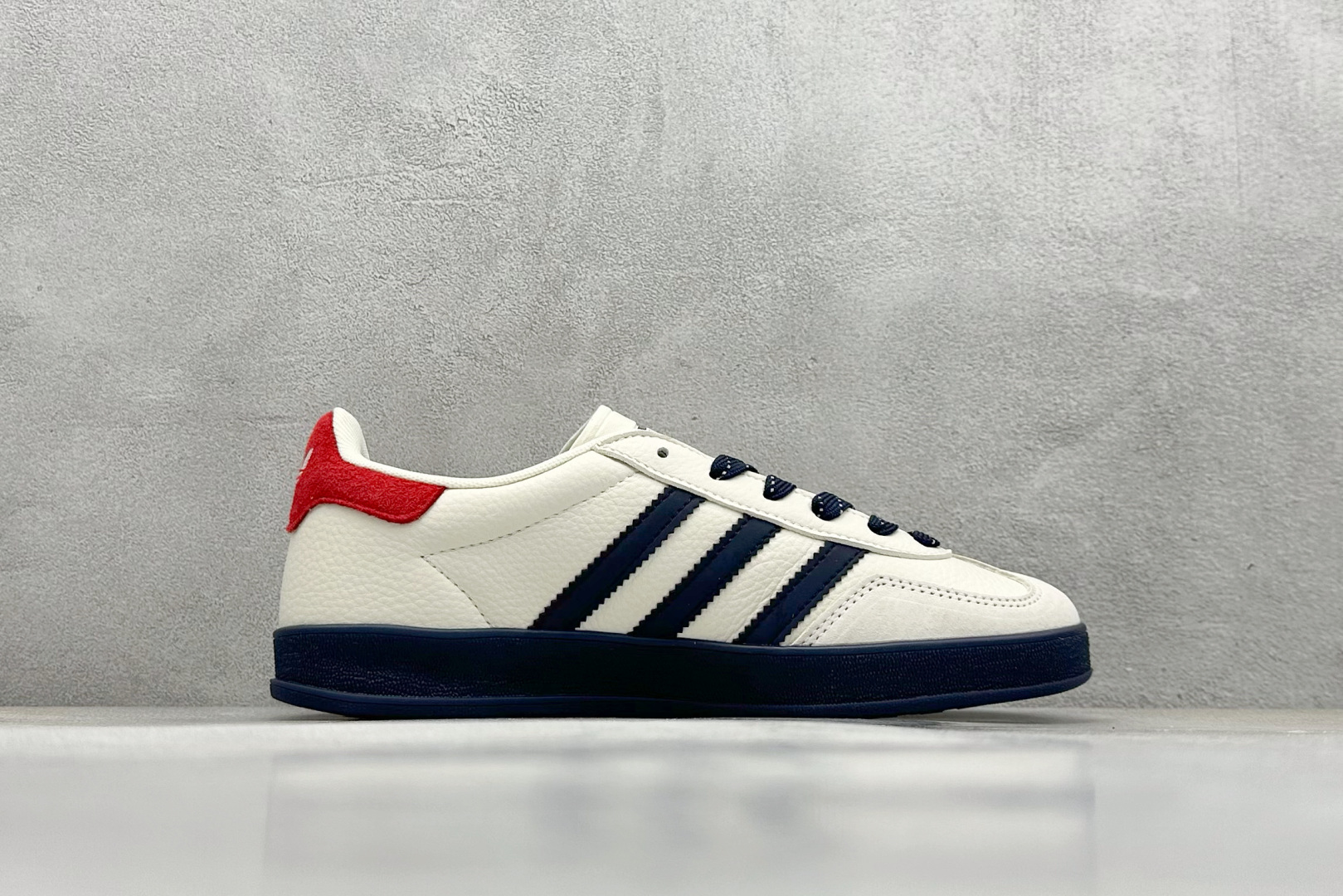  
AD Originals Gazelle INdoor x Louis Vuitton 白蓝红
三叶