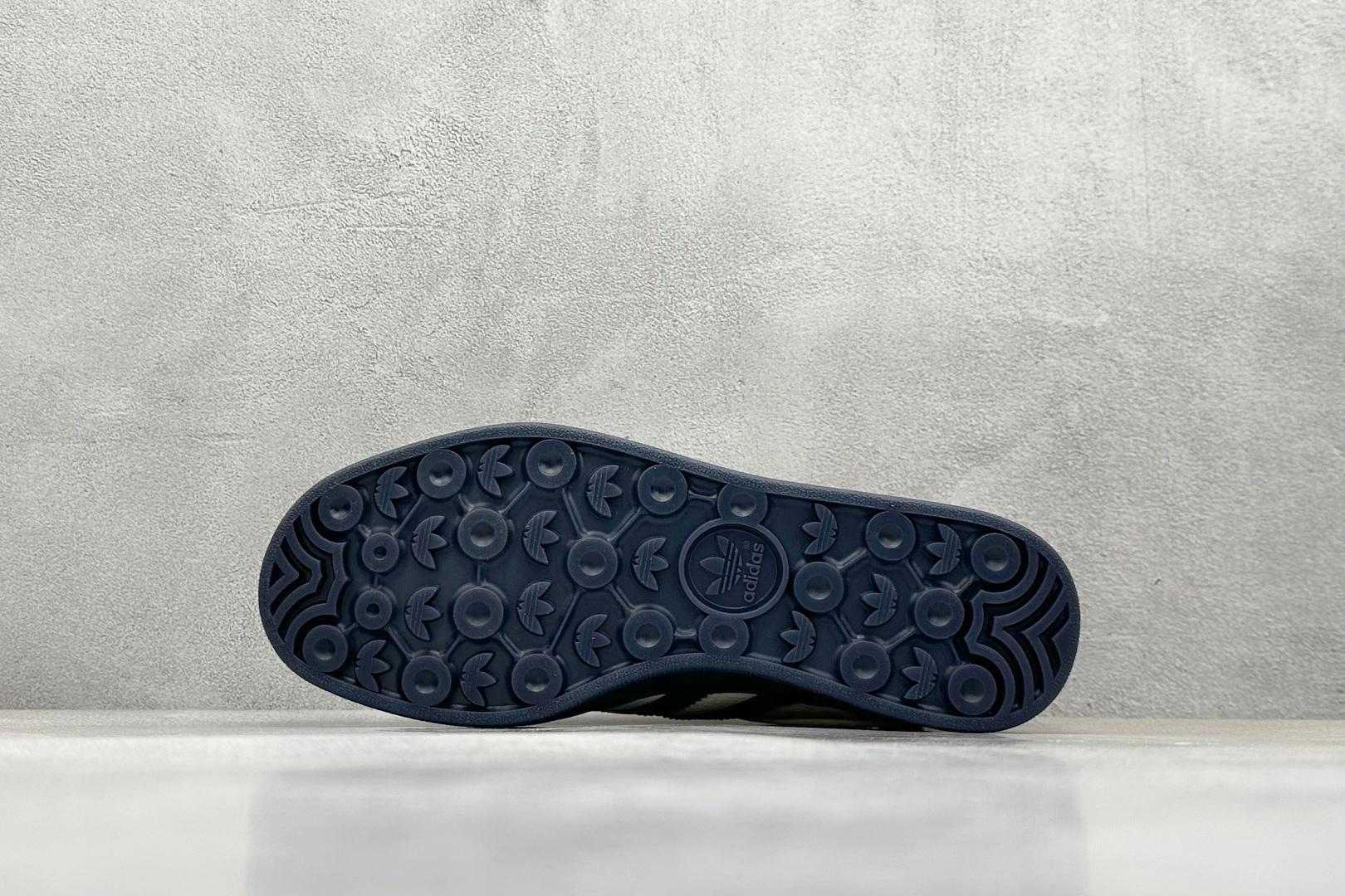  
AD Originals Gazelle INdoor x Louis Vuitton 白蓝红
三叶