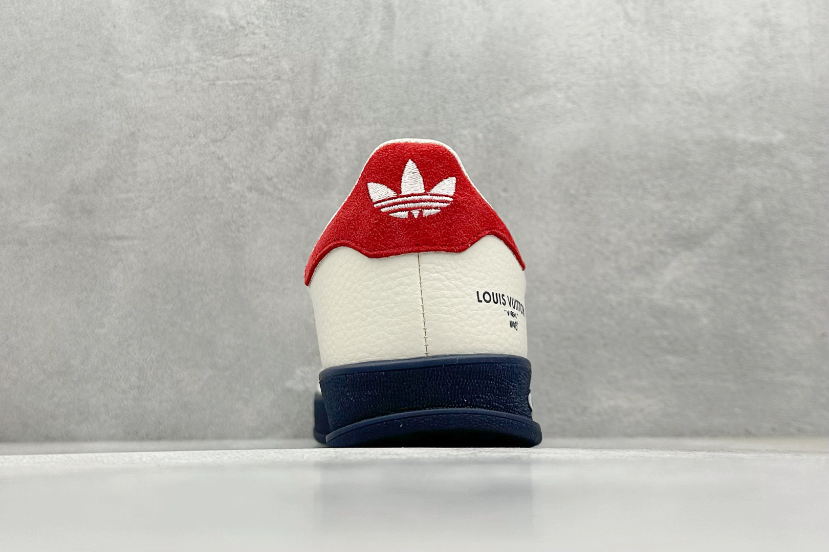  
AD Originals Gazelle INdoor x Louis Vuitton 白蓝红
三叶