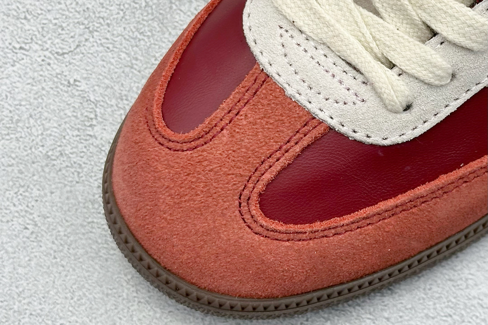  
Adidas Samba OG 复古桑巴板鞋 
这款桑巴鞋展示了高质量的工艺 
带有装饰的超锁缝制和