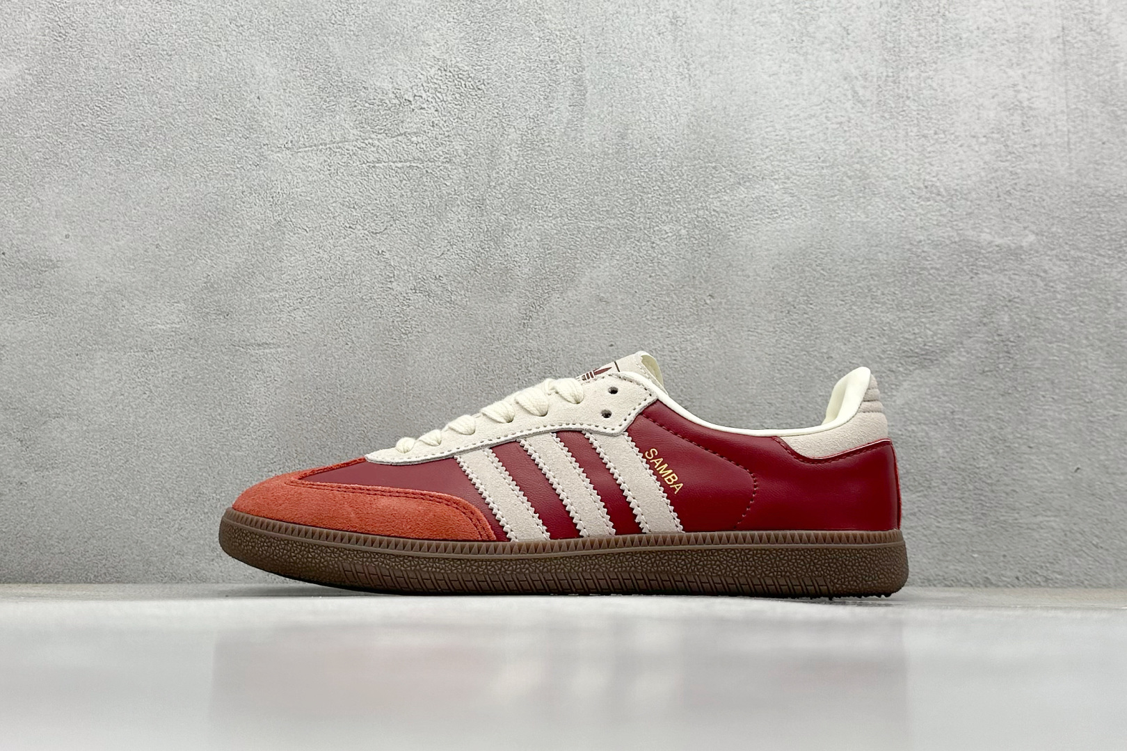  
Adidas Samba OG 复古桑巴板鞋 
这款桑巴鞋展示了高质量的工艺 
带有装饰的超锁缝制和