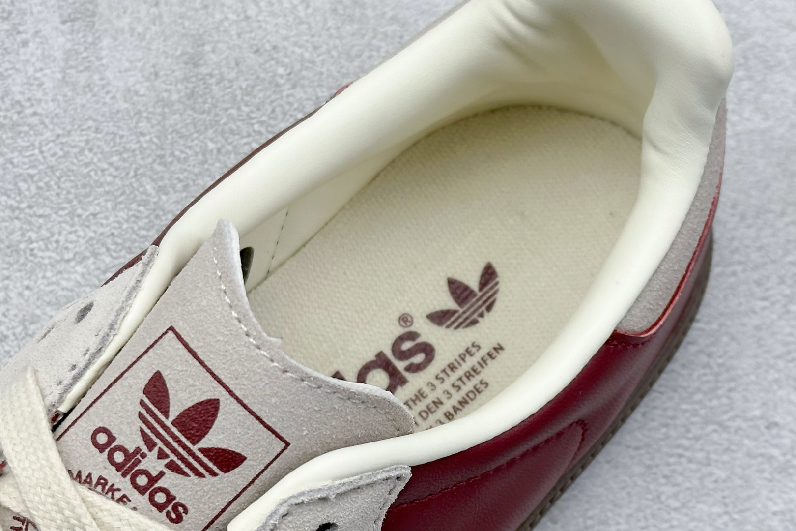  
Adidas Samba OG 复古桑巴板鞋 
这款桑巴鞋展示了高质量的工艺 
带有装饰的超锁缝制和