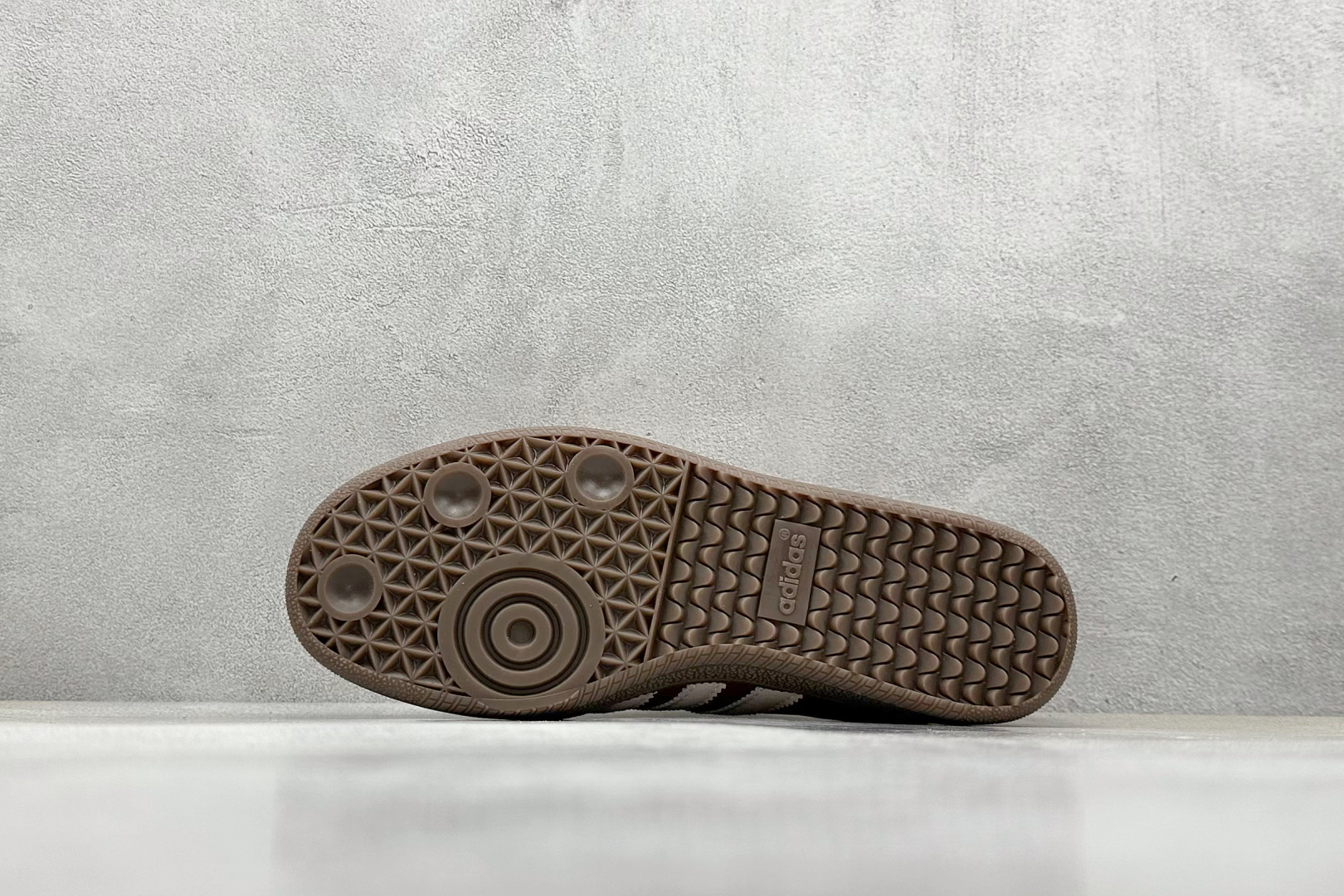  
Adidas Samba OG 复古桑巴板鞋 
这款桑巴鞋展示了高质量的工艺 
带有装饰的超锁缝制和