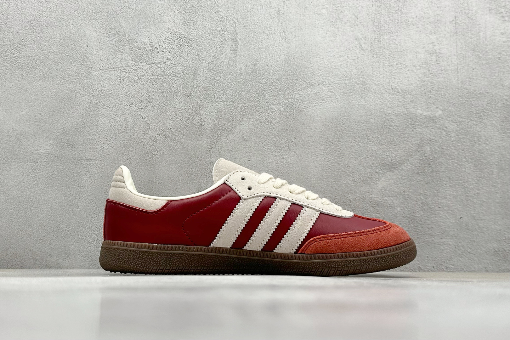  
Adidas Samba OG 复古桑巴板鞋 
这款桑巴鞋展示了高质量的工艺 
带有装饰的超锁缝制和