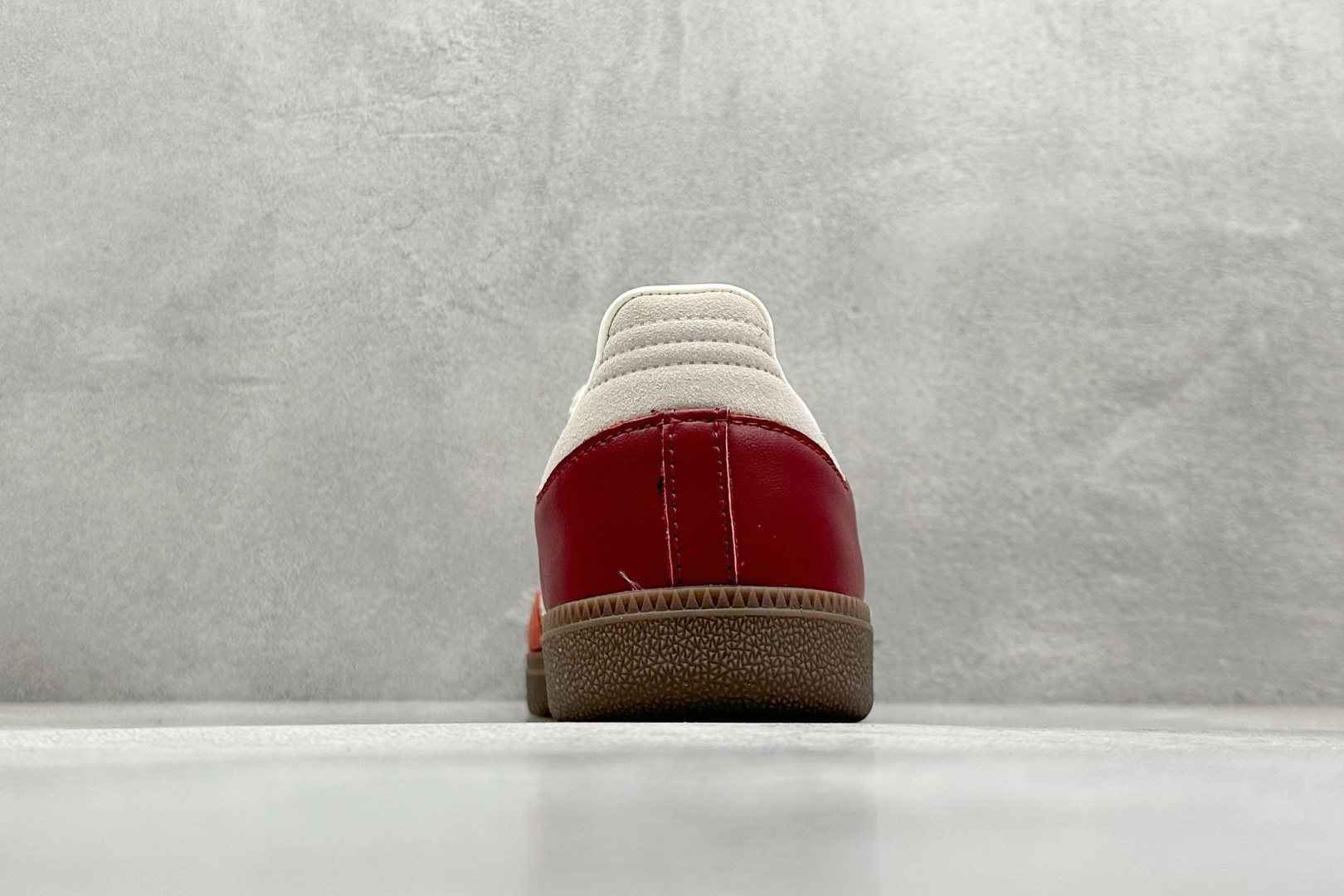  
Adidas Samba OG 复古桑巴板鞋 
这款桑巴鞋展示了高质量的工艺 
带有装饰的超锁缝制和