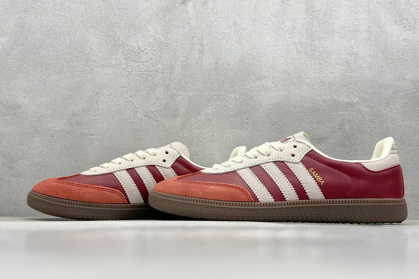  
Adidas Samba OG 复古桑巴板鞋 
这款桑巴鞋展示了高质量的工艺 
带有装饰的超锁缝制和