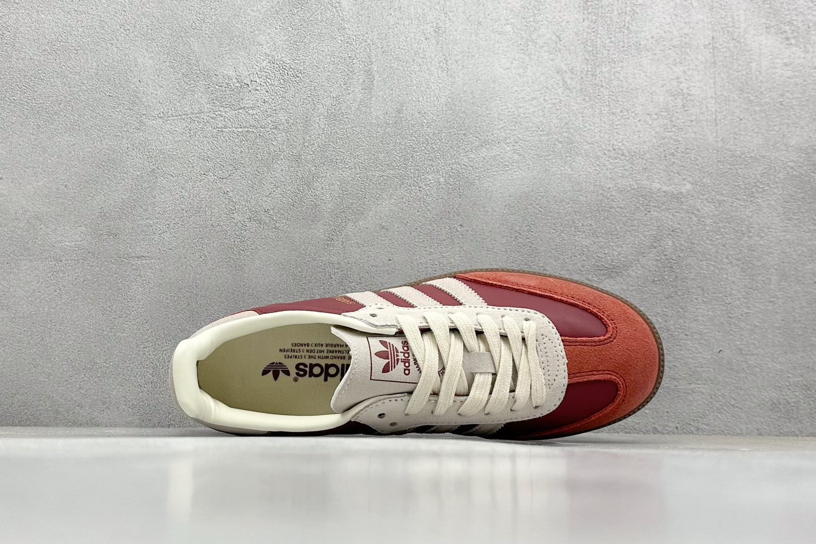  
Adidas Samba OG 复古桑巴板鞋 
这款桑巴鞋展示了高质量的工艺 
带有装饰的超锁缝制和