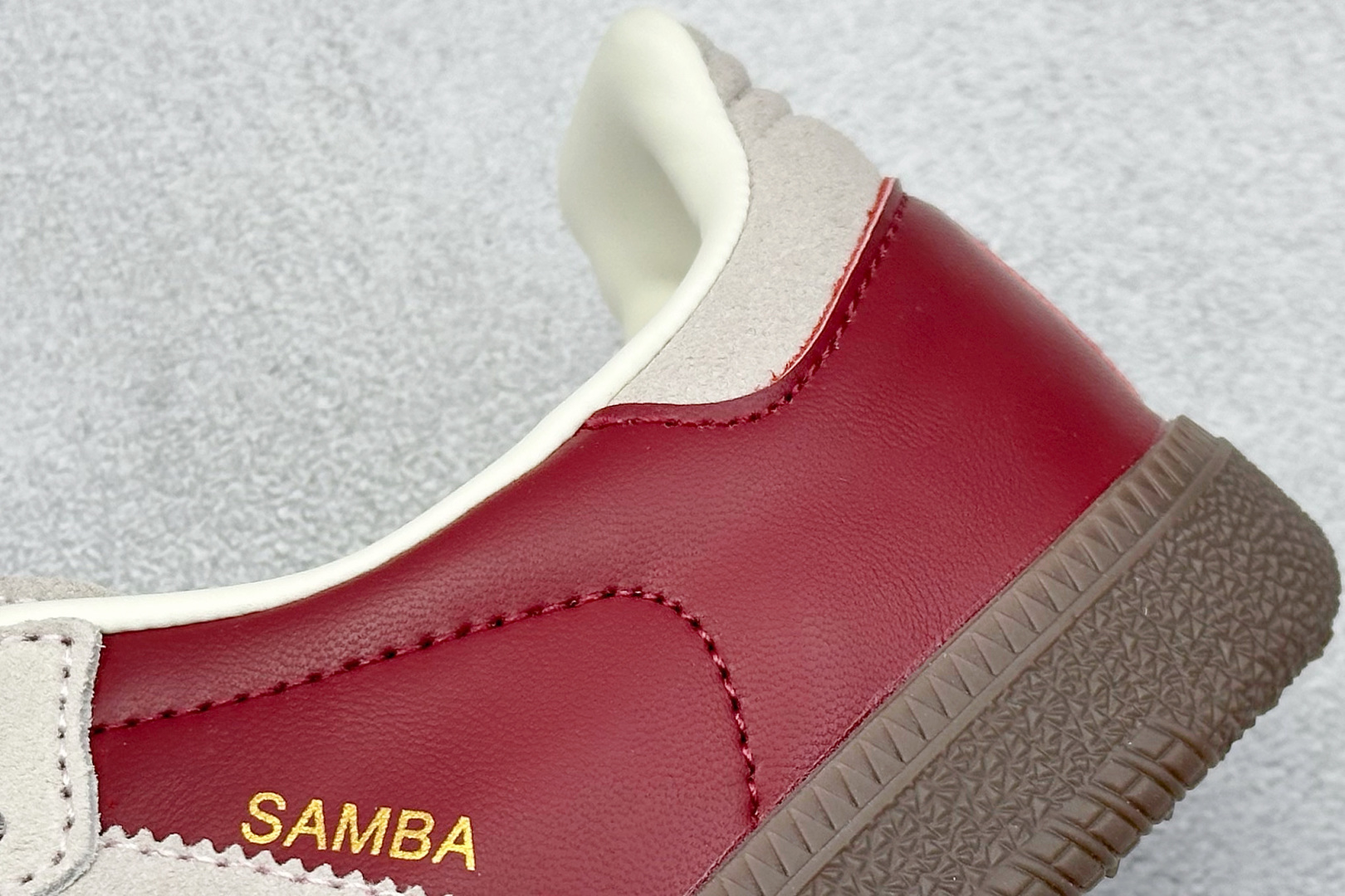  
Adidas Samba OG 复古桑巴板鞋 
这款桑巴鞋展示了高质量的工艺 
带有装饰的超锁缝制和