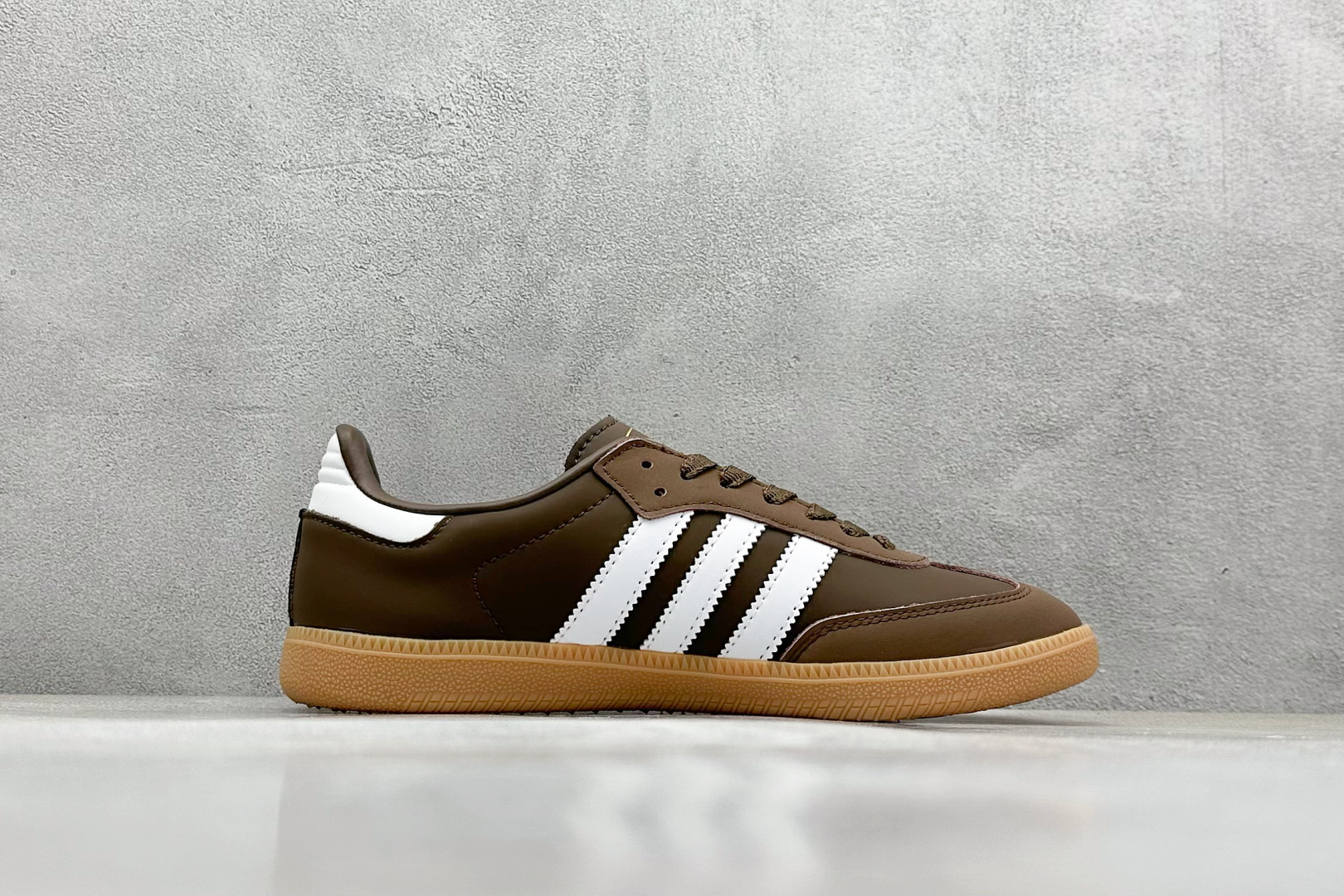  
Adidas Samba OG 复古桑巴板鞋 
这款桑巴鞋展示了高质量的工艺 
带有装饰的超锁缝制和