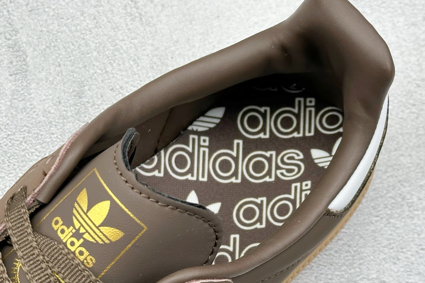  
Adidas Samba OG 复古桑巴板鞋 
这款桑巴鞋展示了高质量的工艺 
带有装饰的超锁缝制和