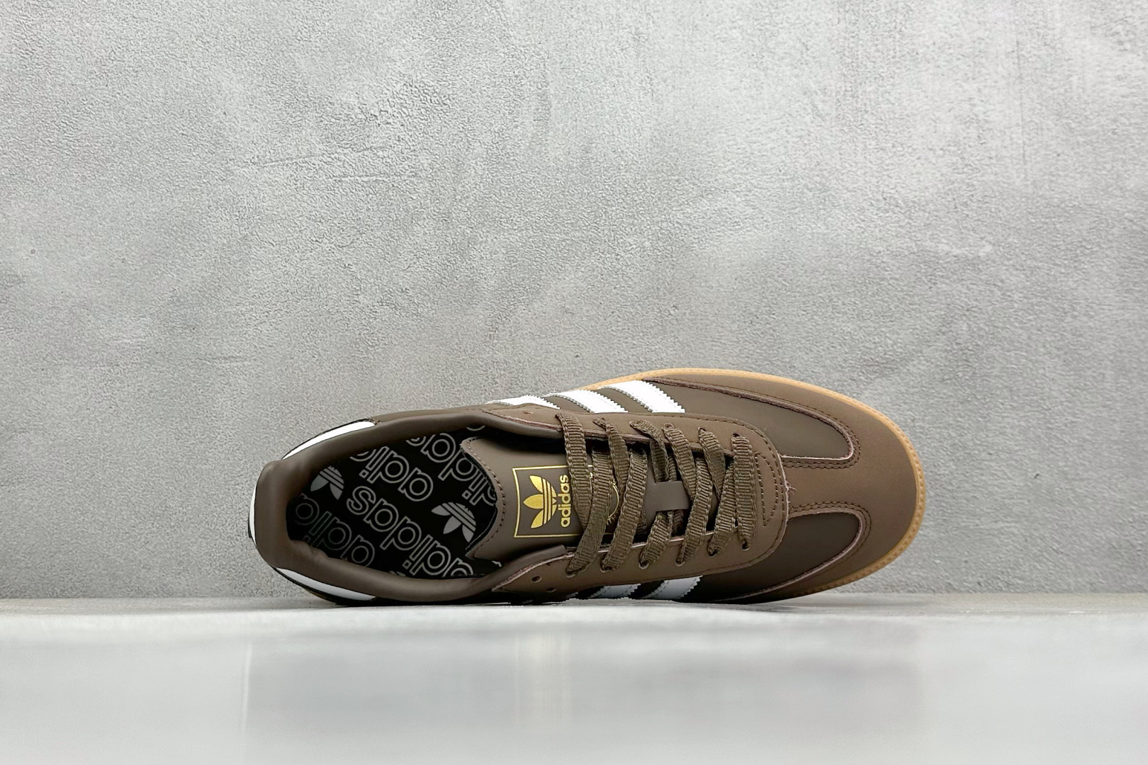  
Adidas Samba OG 复古桑巴板鞋 
这款桑巴鞋展示了高质量的工艺 
带有装饰的超锁缝制和