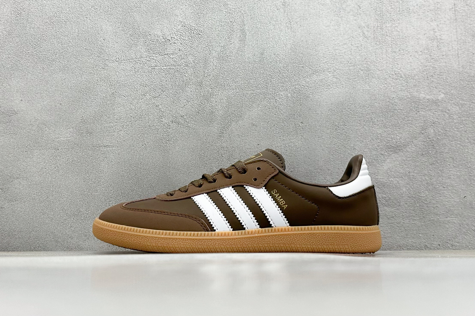  
Adidas Samba OG 复古桑巴板鞋 
这款桑巴鞋展示了高质量的工艺 
带有装饰的超锁缝制和