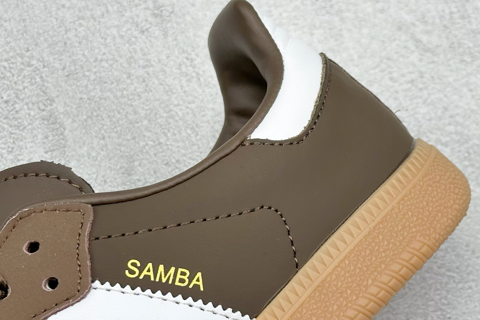  
Adidas Samba OG 复古桑巴板鞋 
这款桑巴鞋展示了高质量的工艺 
带有装饰的超锁缝制和