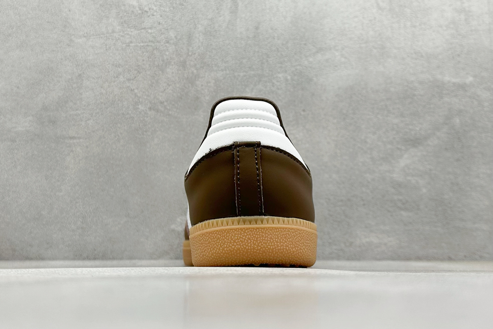  
Adidas Samba OG 复古桑巴板鞋 
这款桑巴鞋展示了高质量的工艺 
带有装饰的超锁缝制和