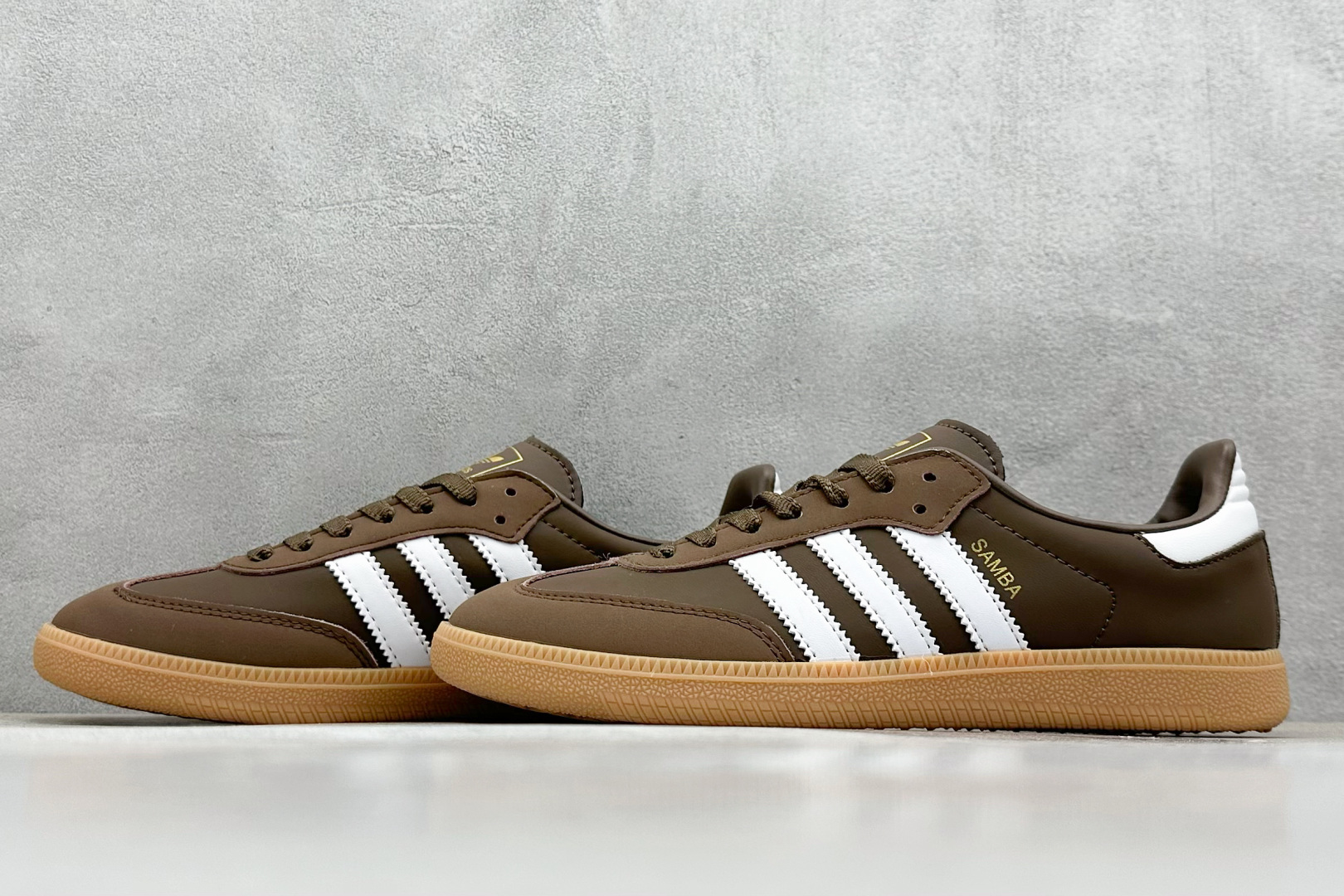  
Adidas Samba OG 复古桑巴板鞋 
这款桑巴鞋展示了高质量的工艺 
带有装饰的超锁缝制和