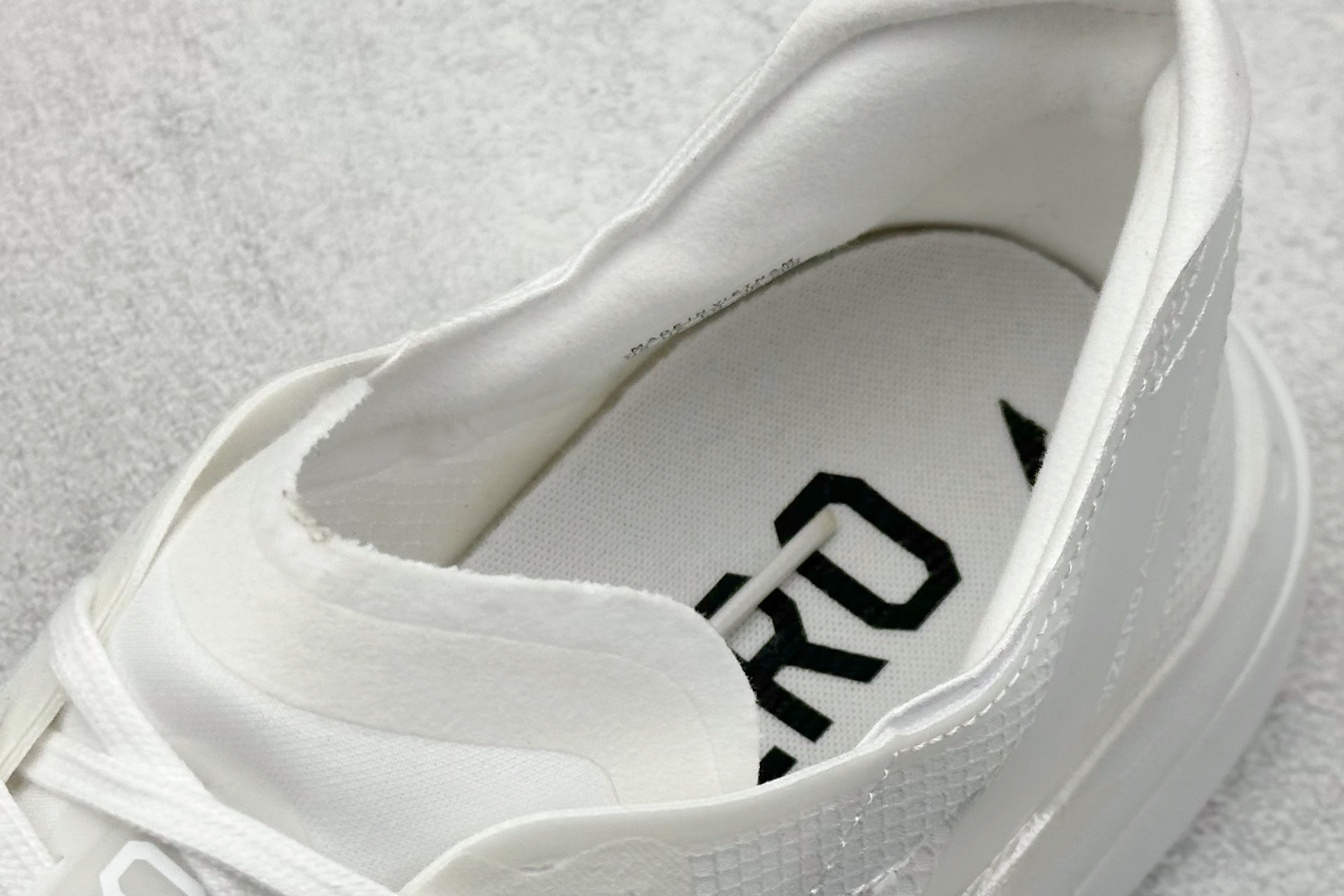  
Ad Adizero Adios 4 M轻盈跑鞋
耐磨减震专业跑步鞋 
冲向目标，一路向前，不断挑战