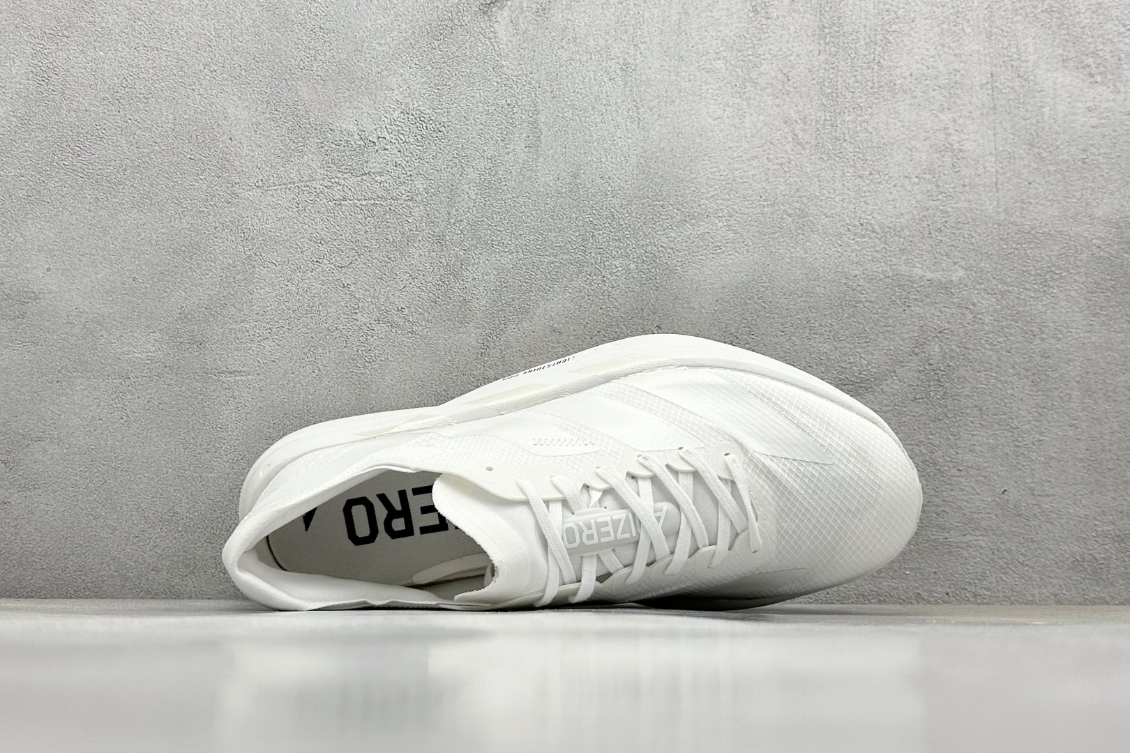  
Ad Adizero Adios 4 M轻盈跑鞋
耐磨减震专业跑步鞋 
冲向目标，一路向前，不断挑战
