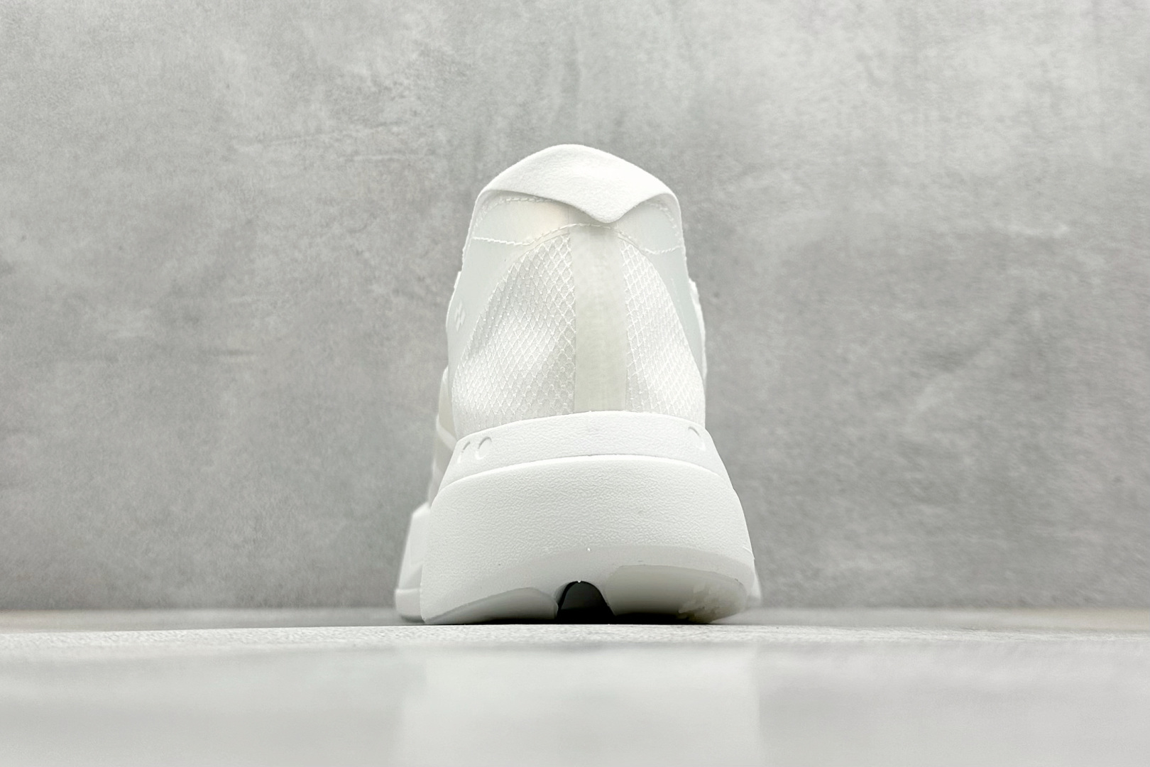  
Ad Adizero Adios 4 M轻盈跑鞋
耐磨减震专业跑步鞋 
冲向目标，一路向前，不断挑战