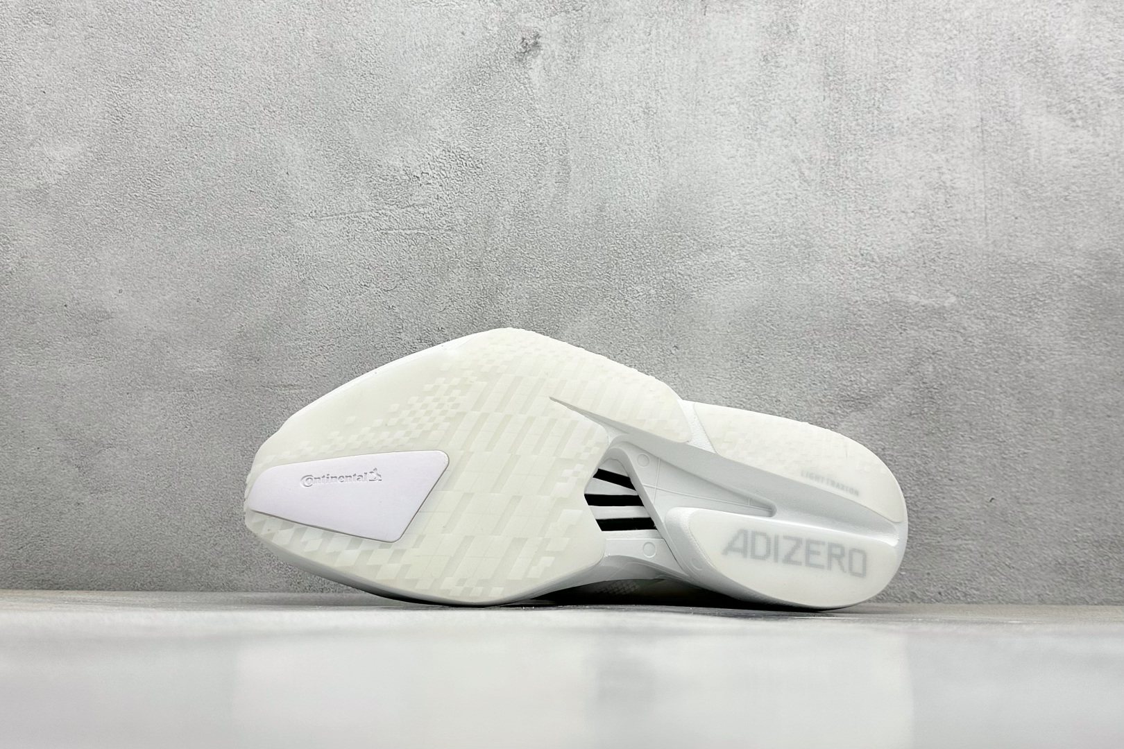  
Ad Adizero Adios 4 M轻盈跑鞋
耐磨减震专业跑步鞋 
冲向目标，一路向前，不断挑战