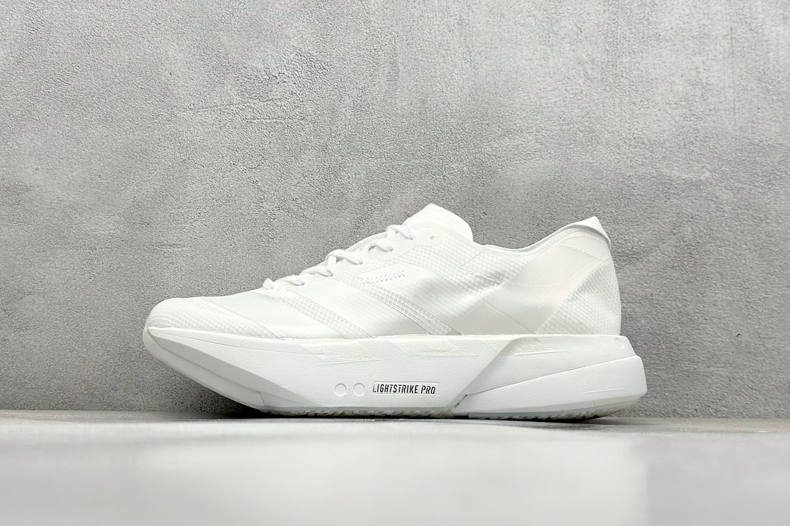  
Ad Adizero Adios 4 M轻盈跑鞋
耐磨减震专业跑步鞋 
冲向目标，一路向前，不断挑战
