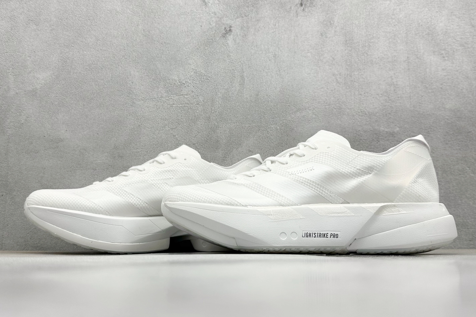  
Ad Adizero Adios 4 M轻盈跑鞋
耐磨减震专业跑步鞋 
冲向目标，一路向前，不断挑战