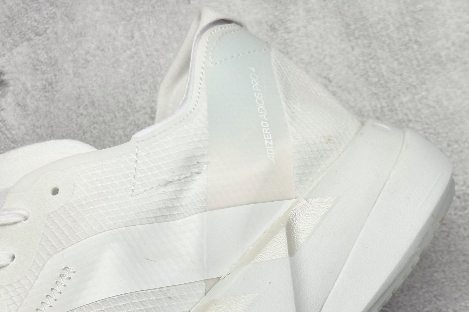  
Ad Adizero Adios 4 M轻盈跑鞋
耐磨减震专业跑步鞋 
冲向目标，一路向前，不断挑战