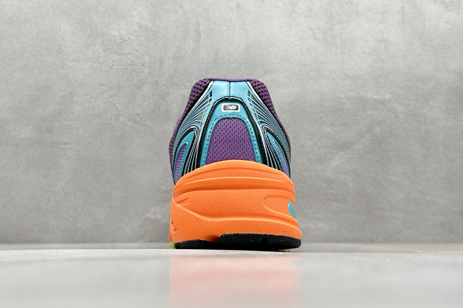  
A版 New Balance NB740 轻便复古休闲运动跑步鞋
全鞋身以网格布作为基地，在细节部分